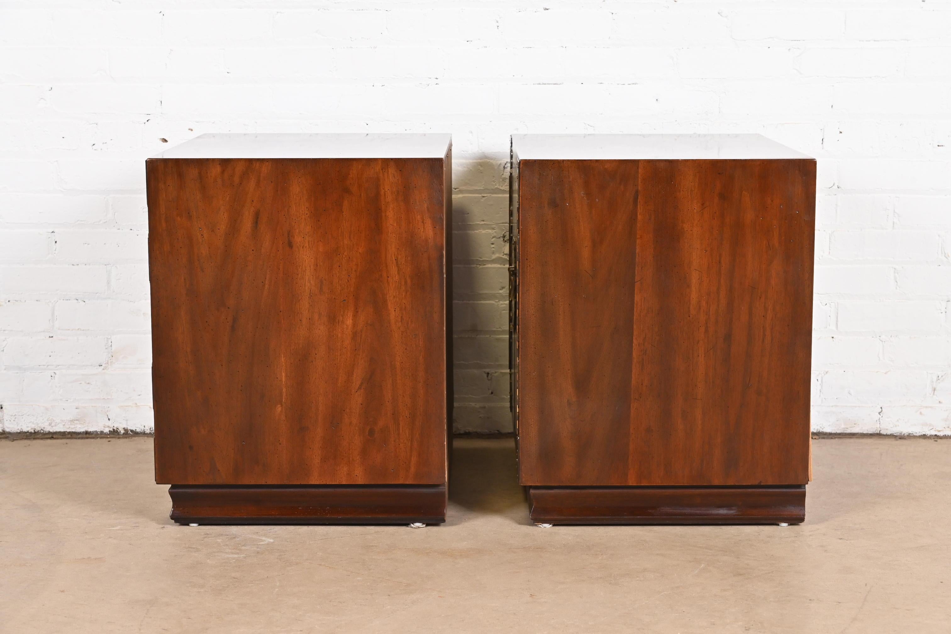 Henredon Mid-Century Hollywood Regency Chinoiserie Mahogany Bedside Chests, Pair For Sale 4