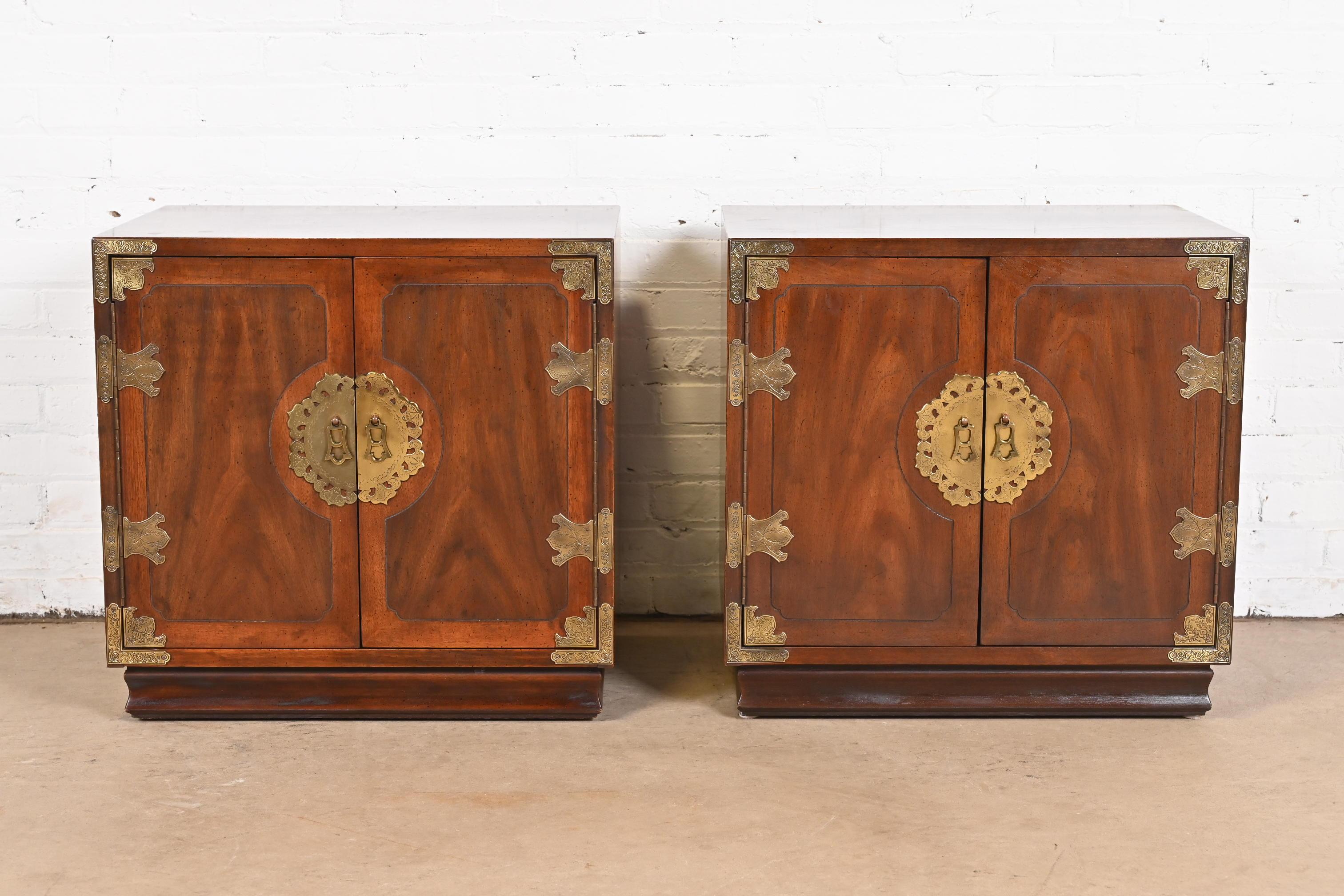 A gorgeous pair of mid-century modern Hollywood Regency Chinoiserie nightstands or bedside chests

By Henredon

USA, Circa 1970s

Mahogany, with original Asian-inspired brass hardware.

Measures: 24