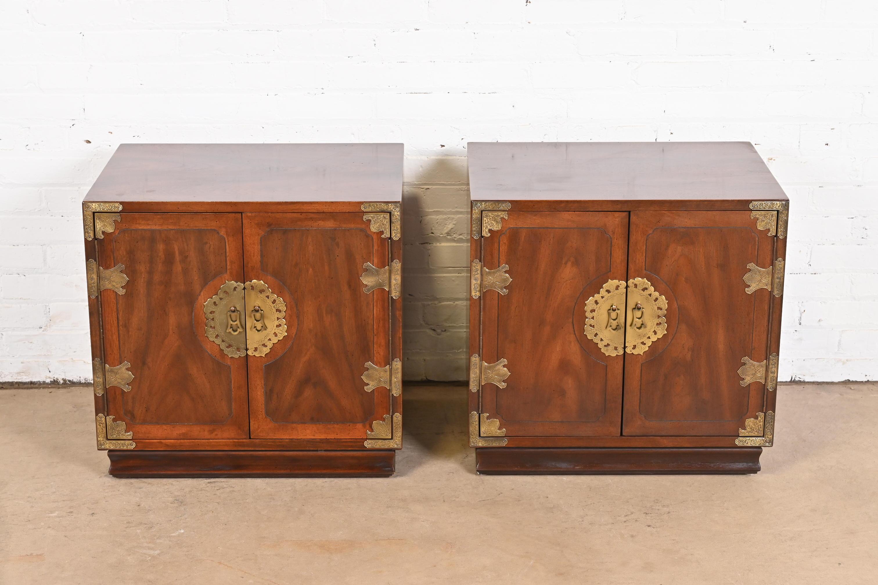 Mid-Century Modern Henredon Mid-Century Hollywood Regency Chinoiserie Mahogany Bedside Chests, Pair For Sale