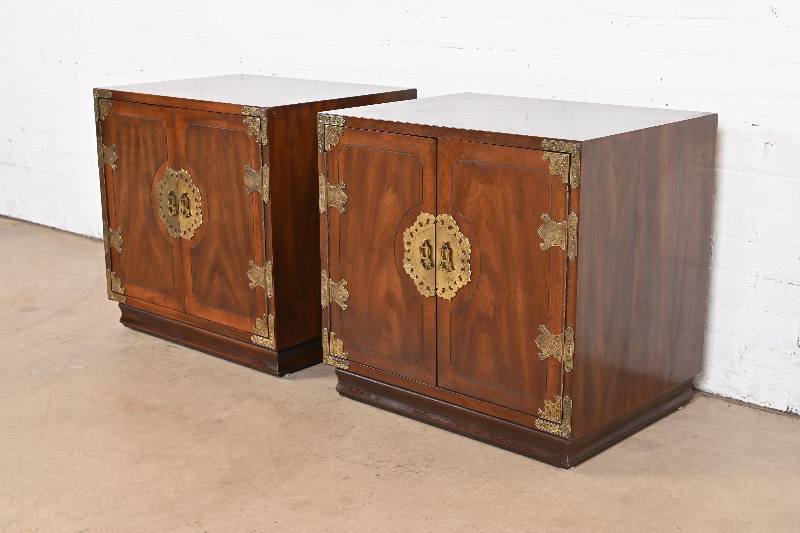 American Henredon Mid-Century Hollywood Regency Chinoiserie Mahogany Bedside Chests, Pair For Sale