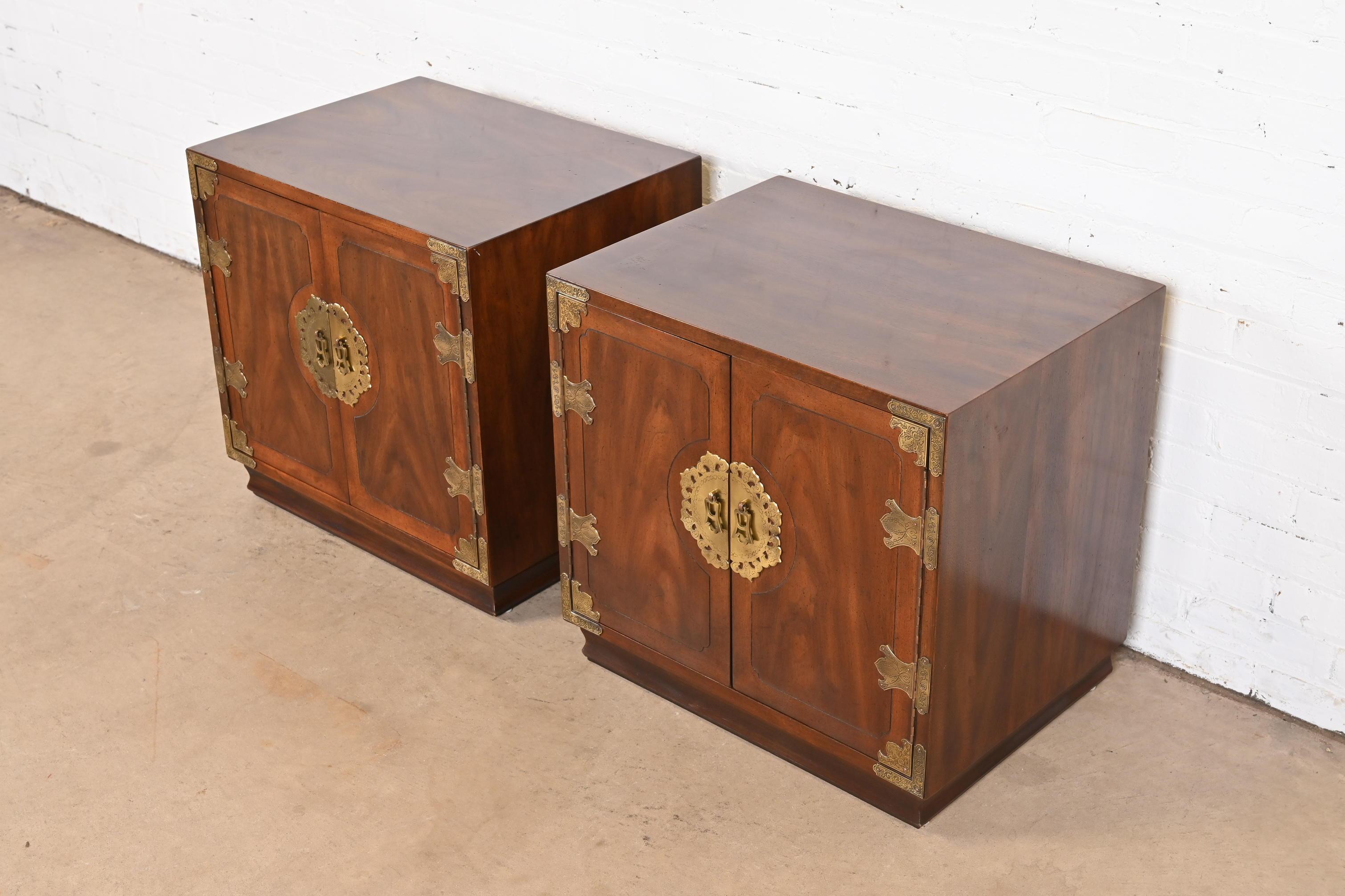 Henredon Mid-Century Hollywood Regency Chinoiserie Mahogany Bedside Chests, Pair In Good Condition For Sale In South Bend, IN