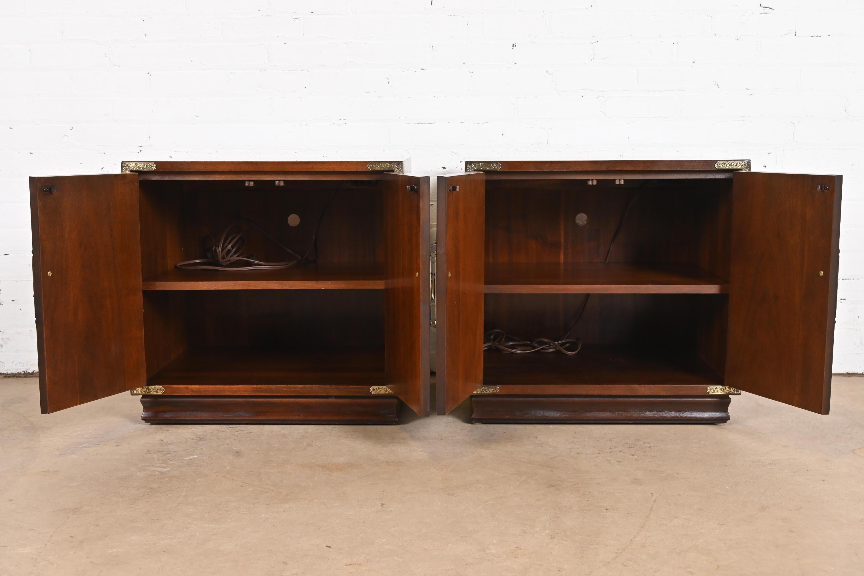 Henredon Mid-Century Hollywood Regency Chinoiserie Mahogany Bedside Chests, Pair For Sale 1