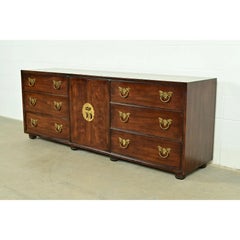 Cómoda o aparador Henredon de estilo Hollywood Regency de mediados de siglo, con toques de chinoiserie, en caoba