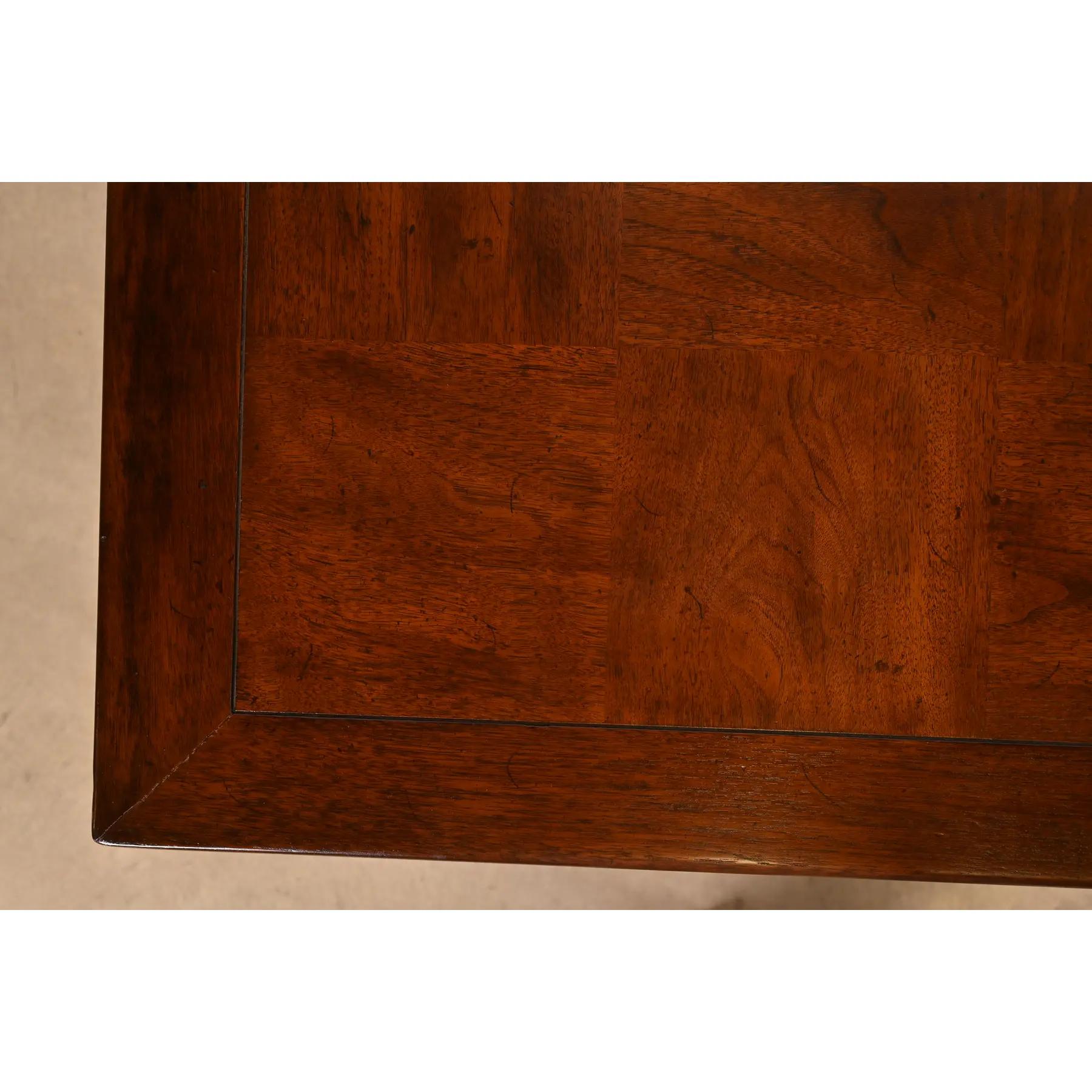 Henredon Mesa de comedor de nogal esculpido con Chinoiserie Hollywood Regency de mediados de siglo en venta 3