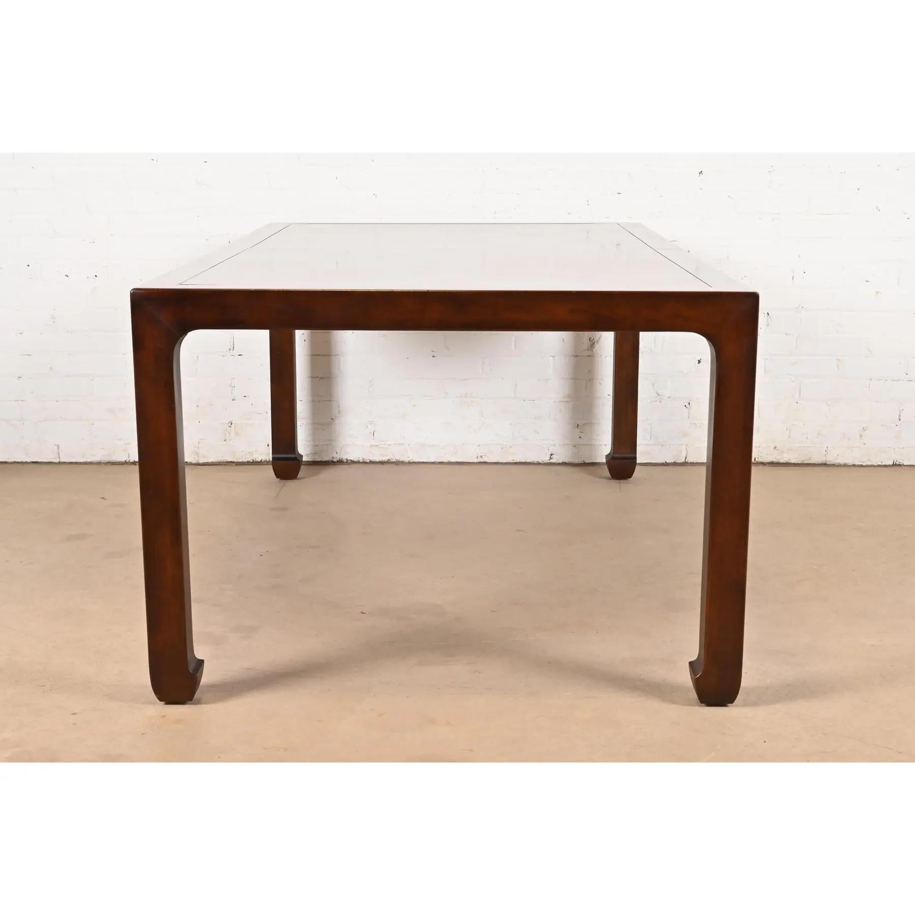 Henredon Mesa de comedor de nogal esculpido con Chinoiserie Hollywood Regency de mediados de siglo en venta 4