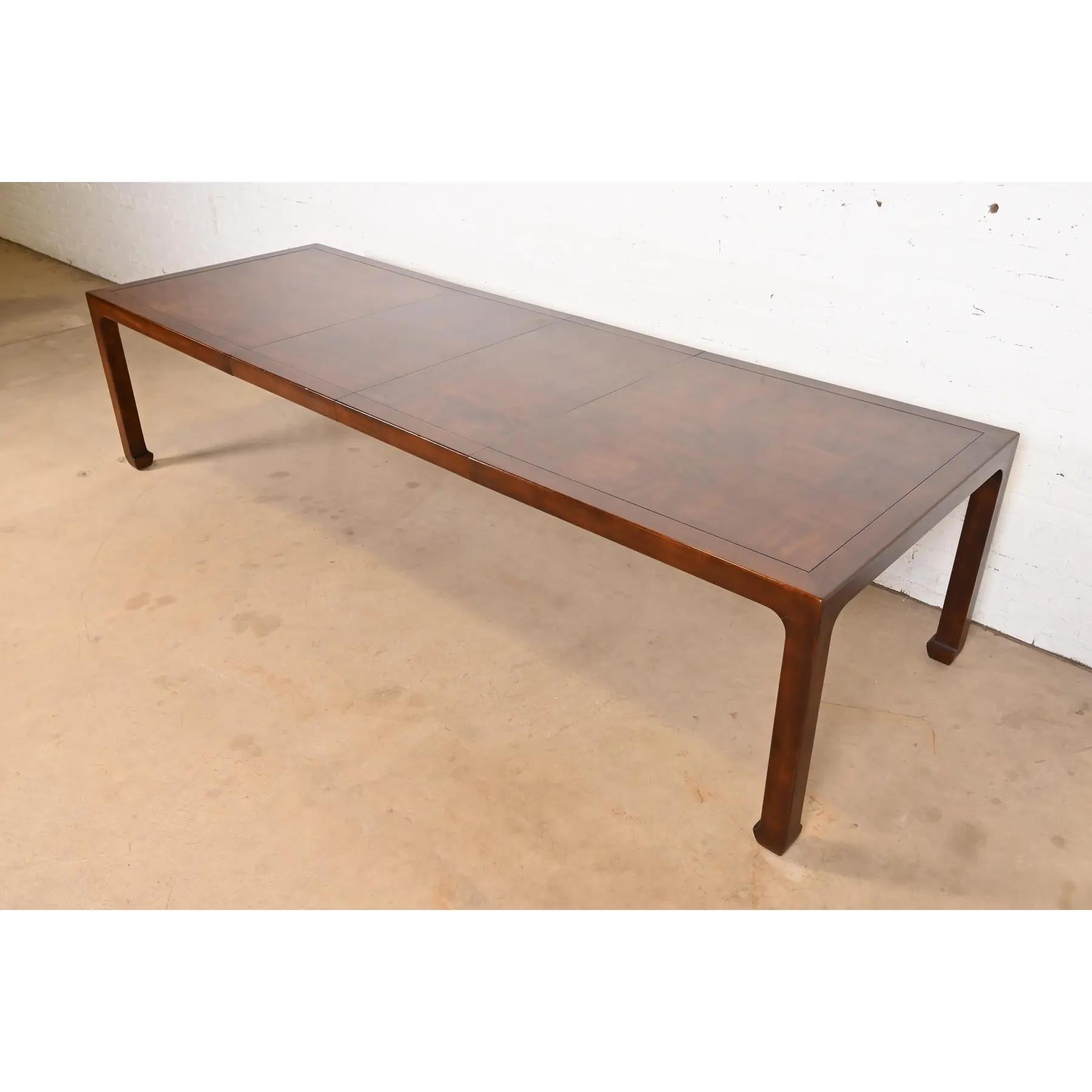 Una preciosa mesa de comedor extensible de estilo Chinoiserie Hollywood Regency moderno de mediados de siglo

Por Henredon

EE.UU., alrededor de 1970

De nogal tallado, con hermosa tapa de parqué patchwork.

Medidas: 78