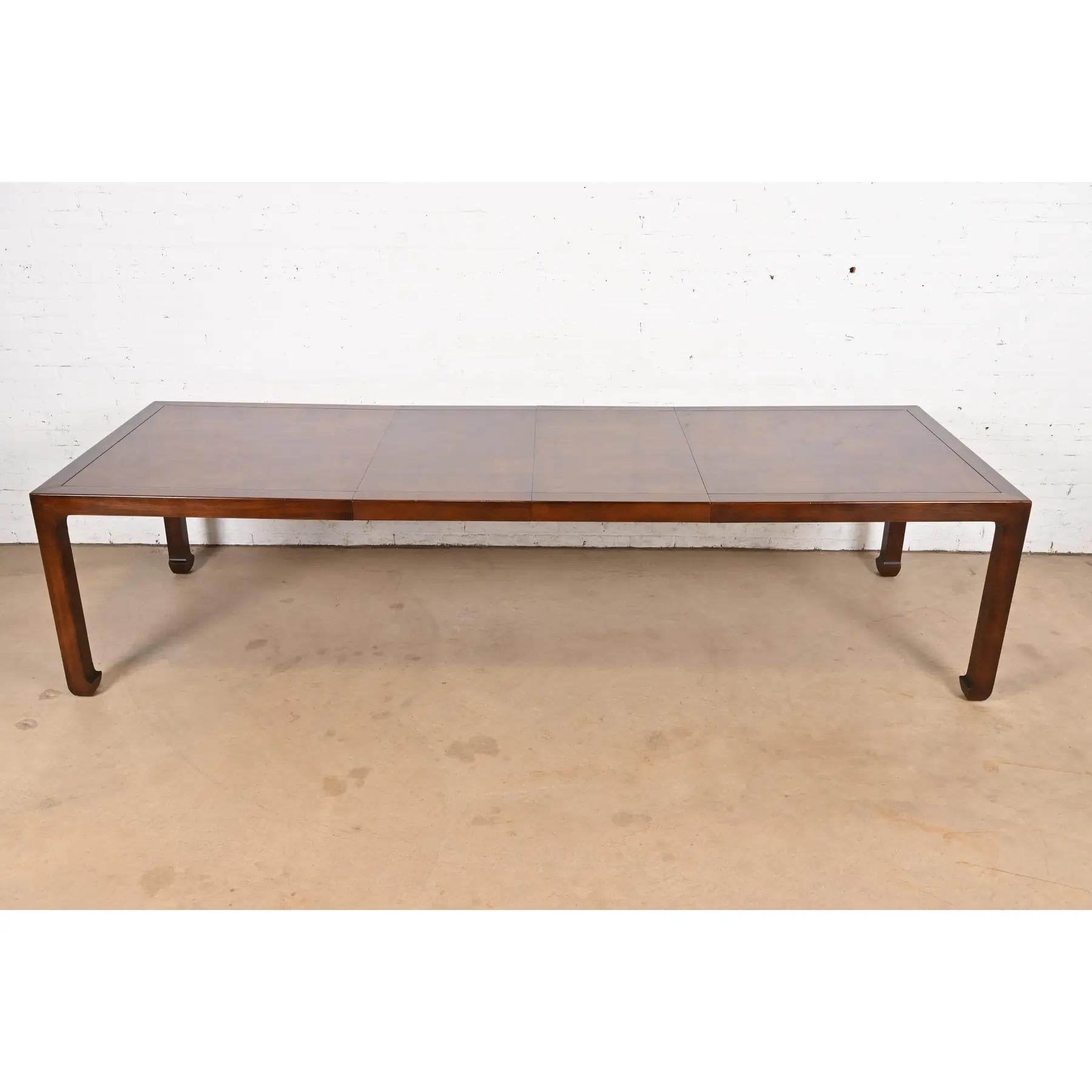 Henredon Mesa de comedor de nogal esculpido con Chinoiserie Hollywood Regency de mediados de siglo Moderno de mediados de siglo en venta