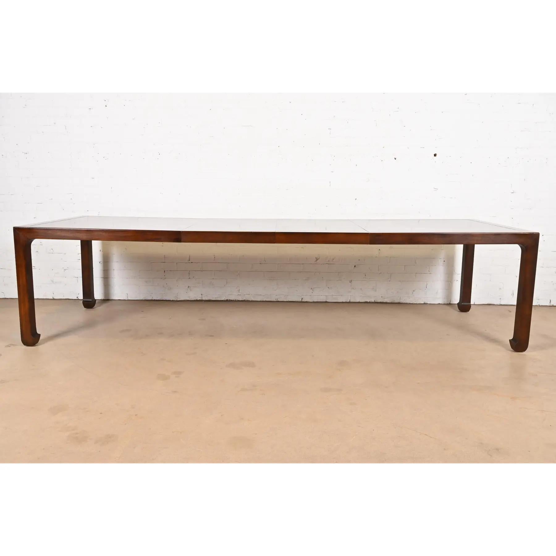 Henredon Mesa de comedor de nogal esculpido con Chinoiserie Hollywood Regency de mediados de siglo Estadounidense en venta