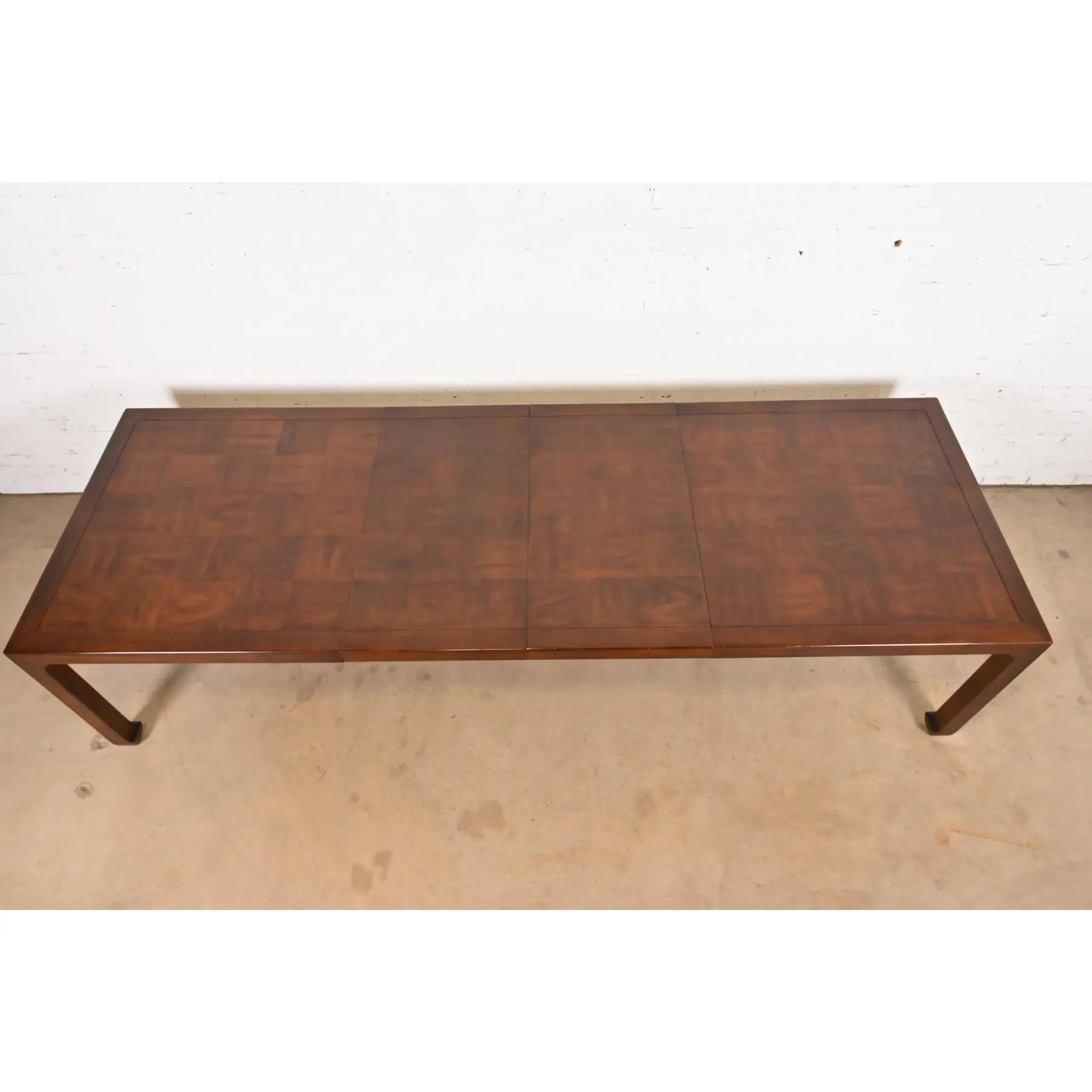 Henredon Mesa de comedor de nogal esculpido con Chinoiserie Hollywood Regency de mediados de siglo en Bueno estado para la venta en South Bend, IN