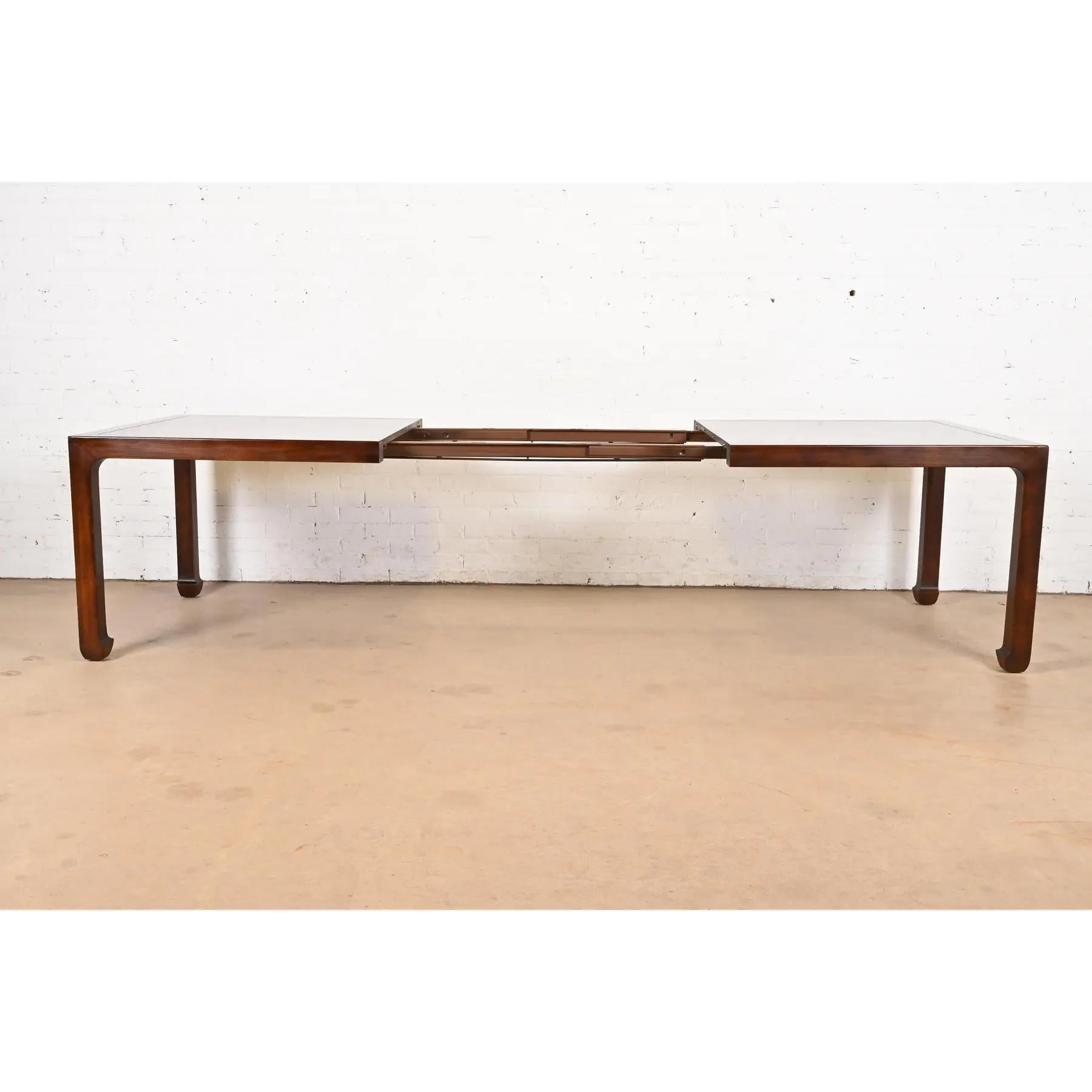 Henredon Mesa de comedor de nogal esculpido con Chinoiserie Hollywood Regency de mediados de siglo finales del siglo XX en venta