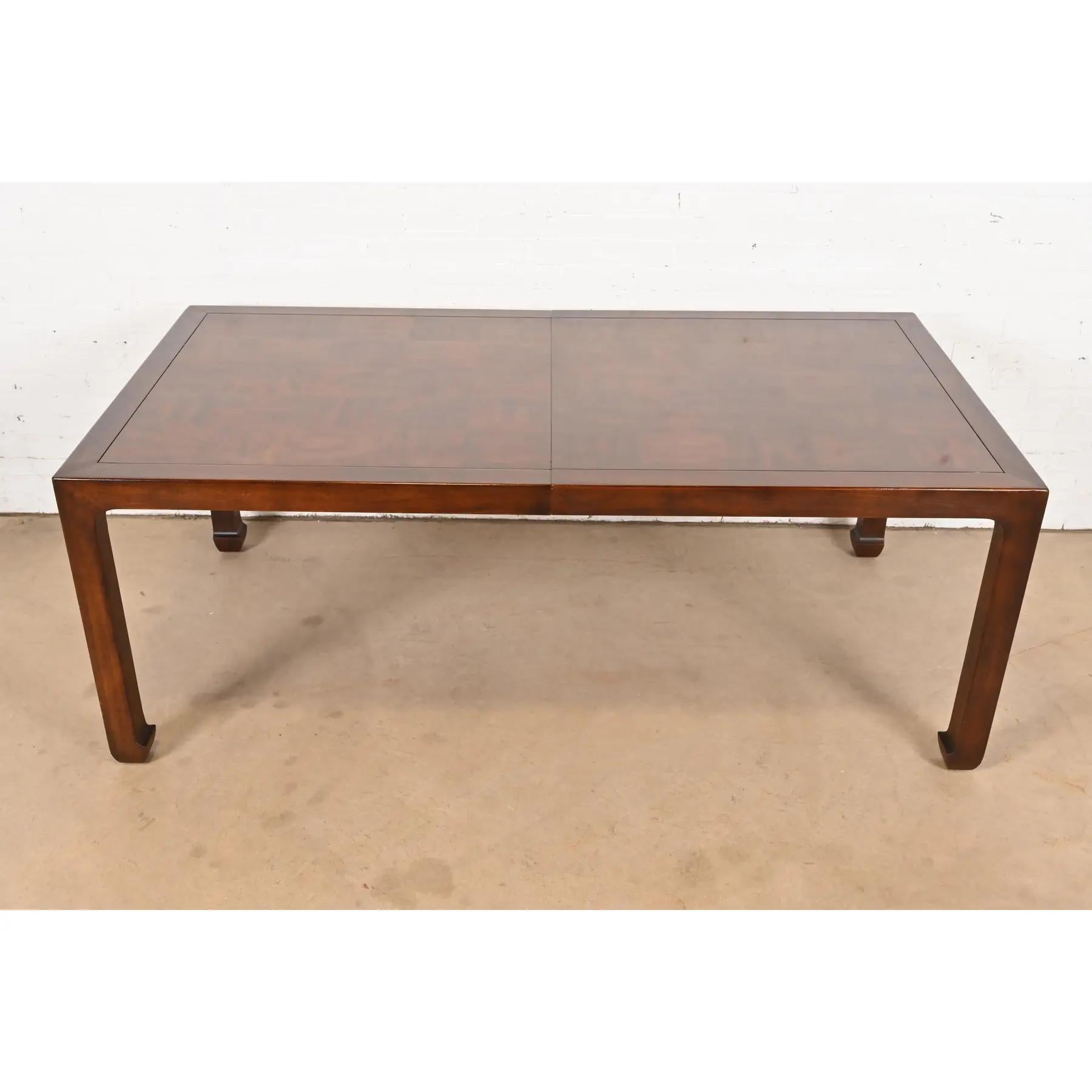 Henredon Mesa de comedor de nogal esculpido con Chinoiserie Hollywood Regency de mediados de siglo Nogal en venta