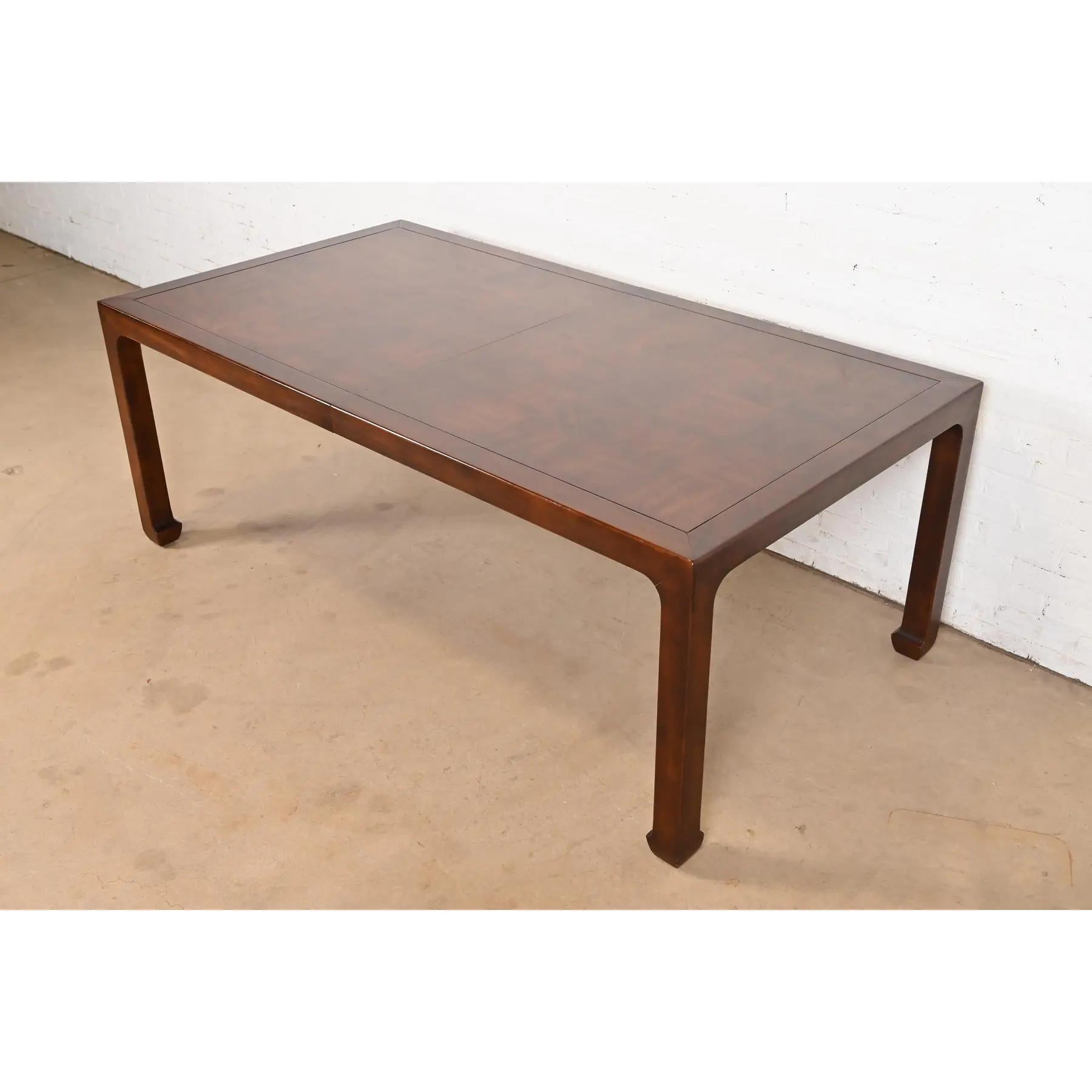 Henredon Mesa de comedor de nogal esculpido con Chinoiserie Hollywood Regency de mediados de siglo en venta 1