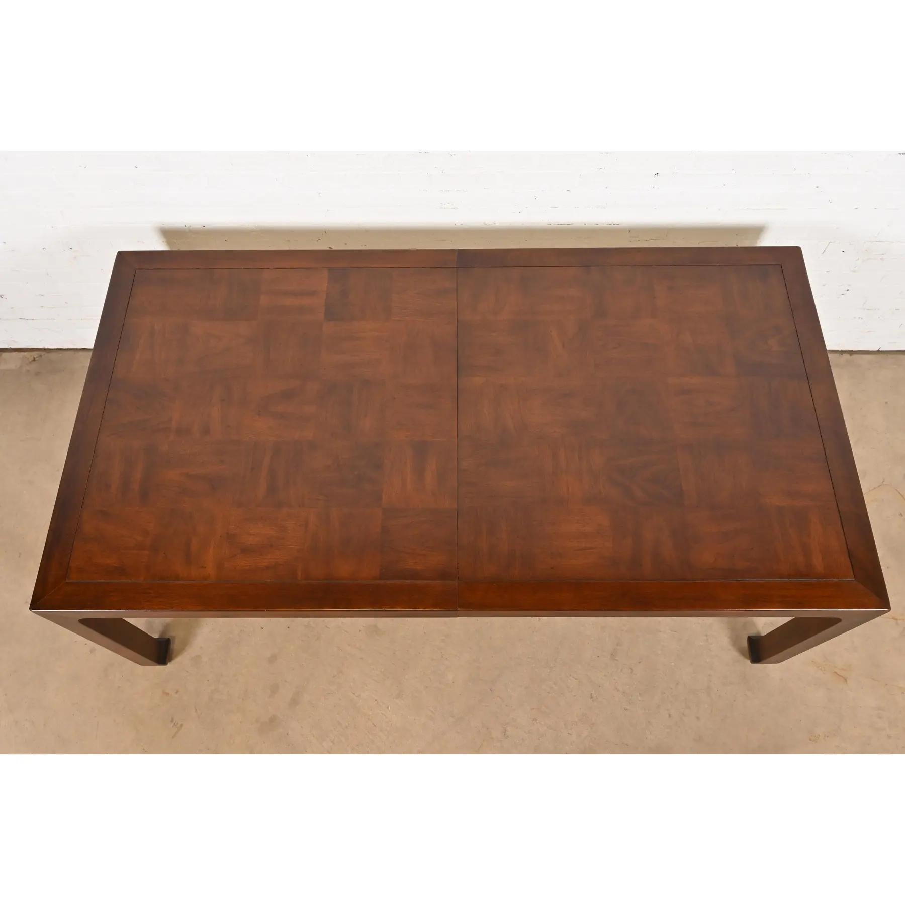 Henredon Mesa de comedor de nogal esculpido con Chinoiserie Hollywood Regency de mediados de siglo en venta 2