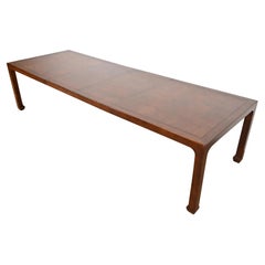 Henredon Mesa de comedor de nogal esculpido con Chinoiserie Hollywood Regency de mediados de siglo