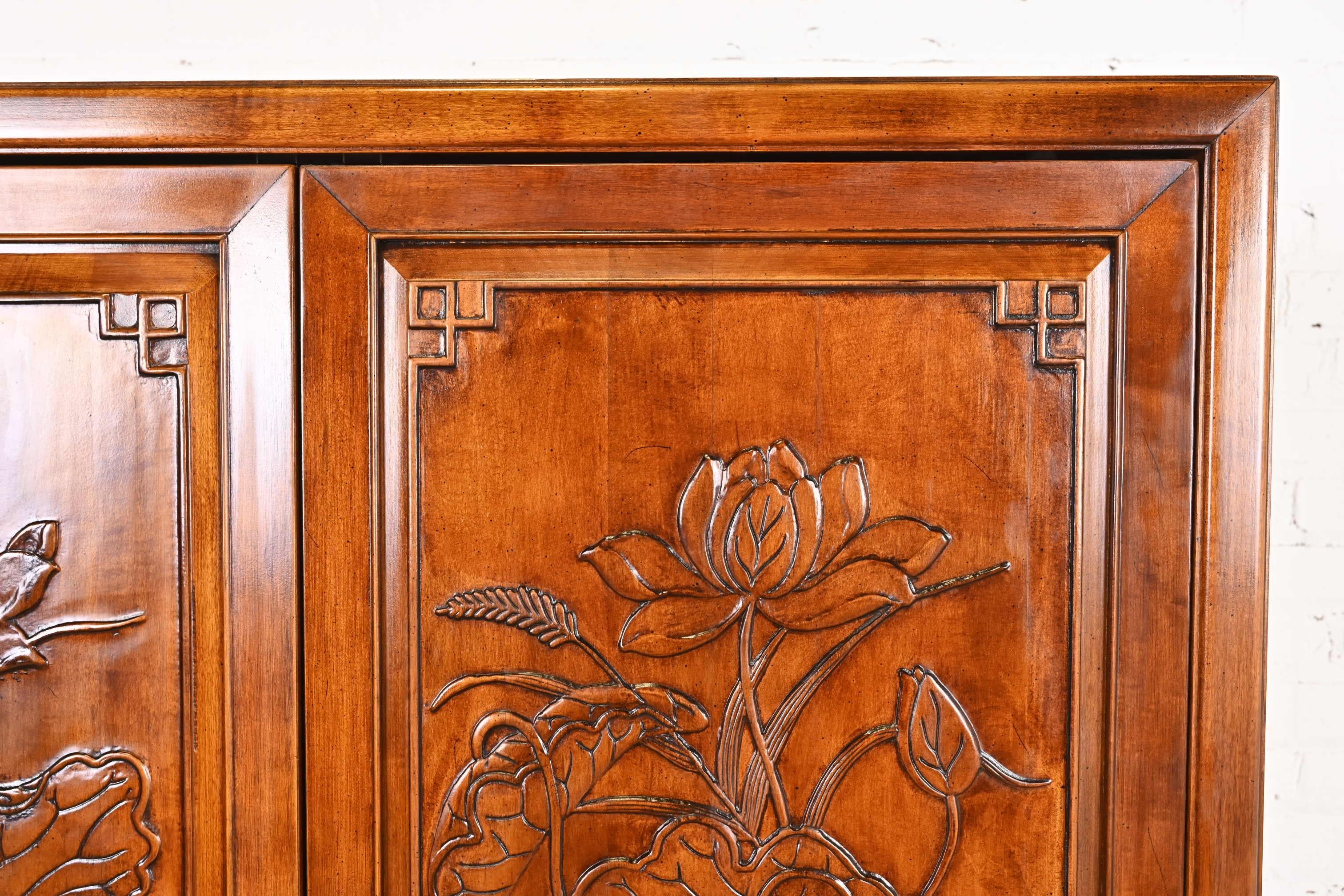 Henredon Mid-Century Hollywood Regency Chinoiserie Walnut Media Armoire Cabinet In Good Condition In South Bend, IN