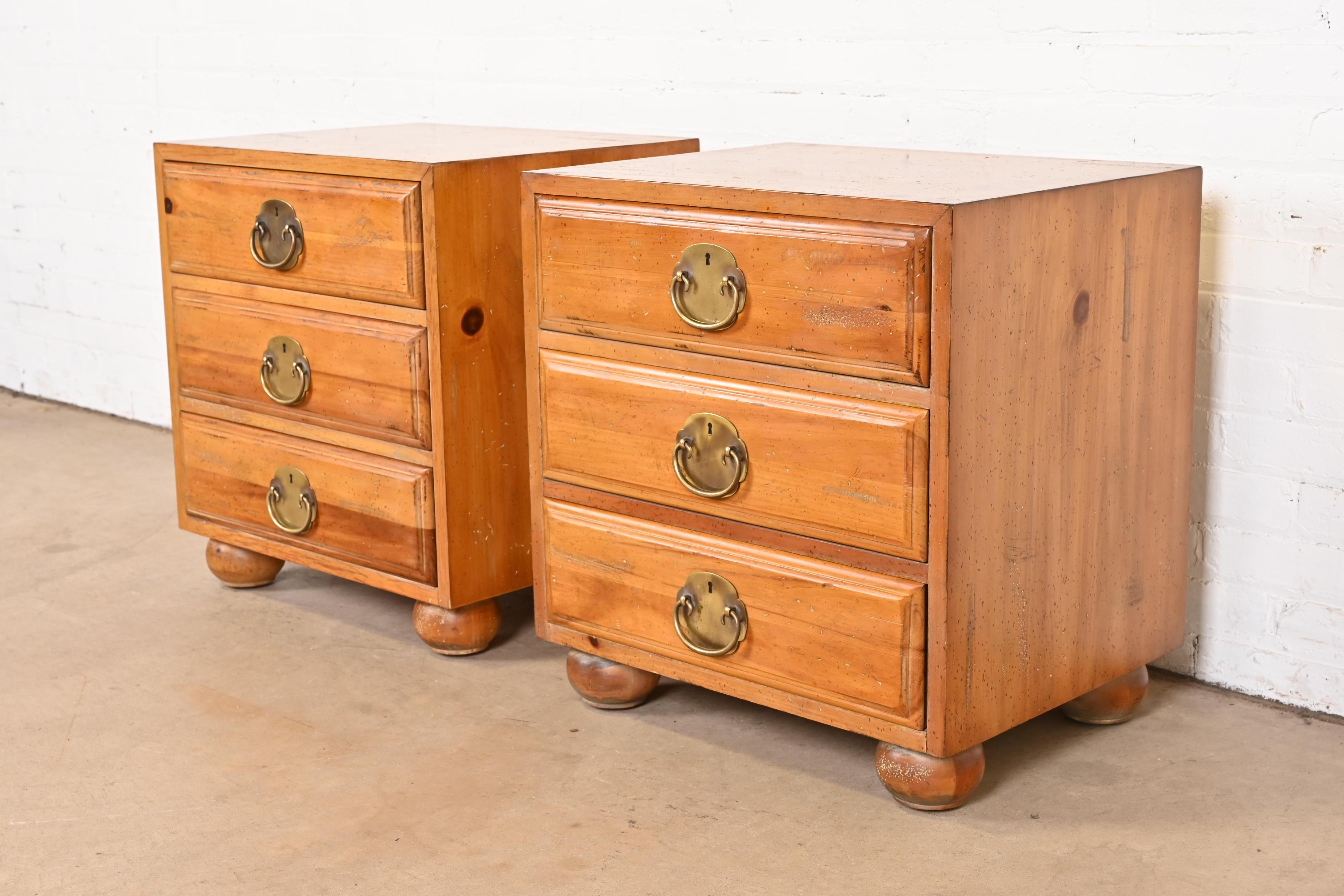 A gorgeous pair of mid-century modern Hollywood Regency three-drawer nightstands

By Henredon

USA, Circa 1970s

Solid pine, with original Asian-inspired brass hardware.

Measures: 23