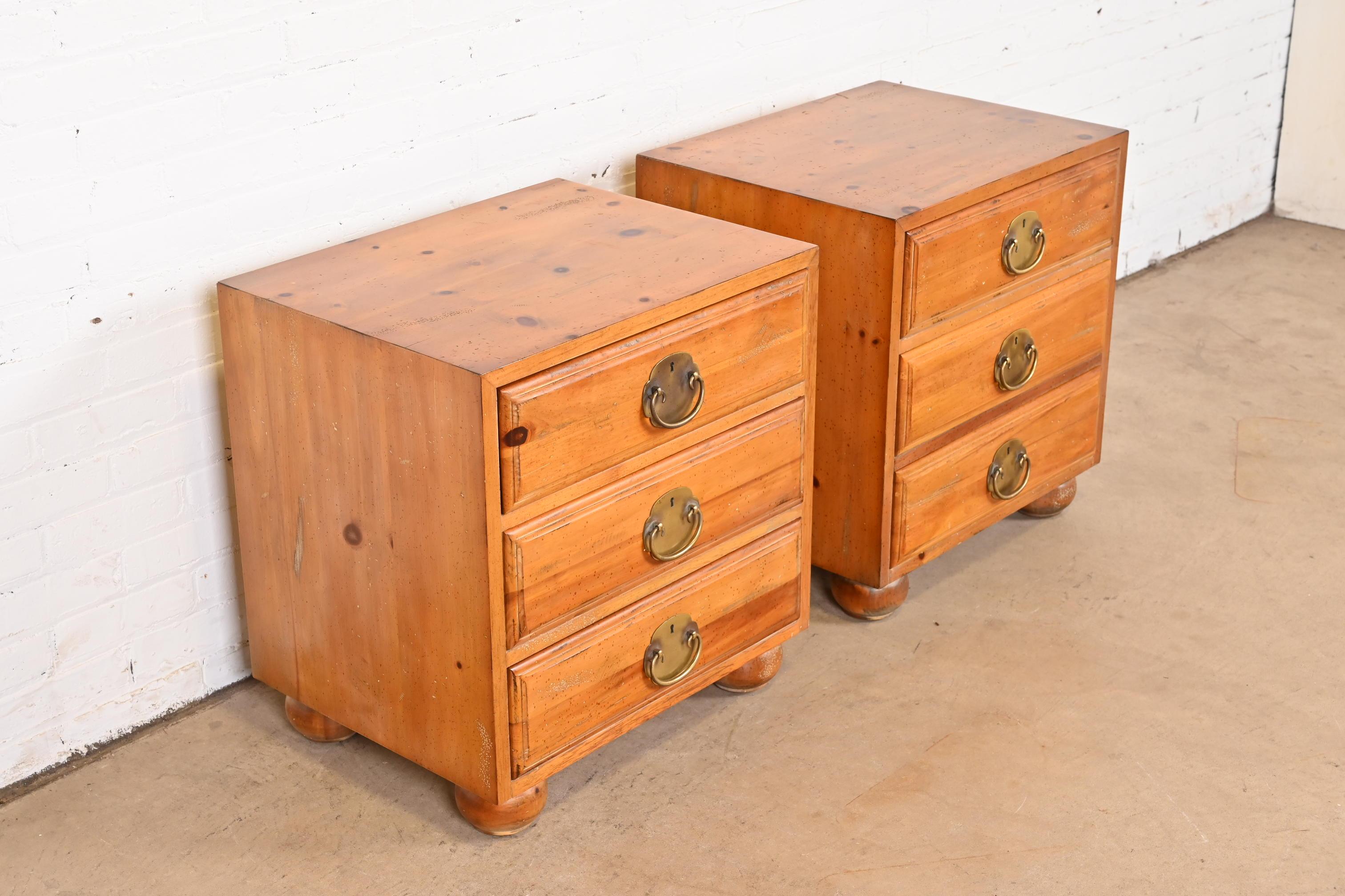 Henredon Mid-Century Hollywood Regency Pine Bedside Chests, Pair In Good Condition In South Bend, IN