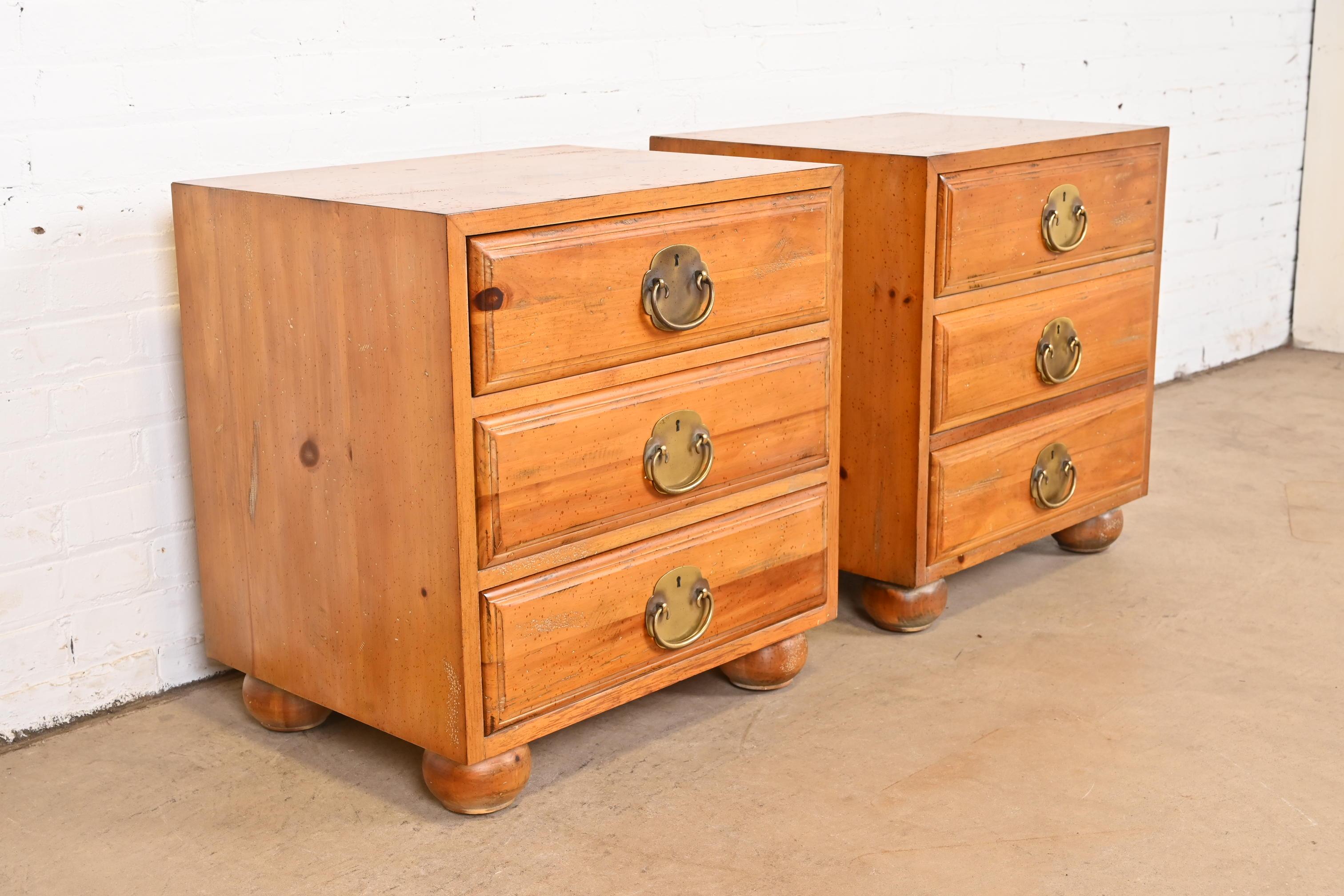 Late 20th Century Henredon Mid-Century Hollywood Regency Pine Bedside Chests, Pair