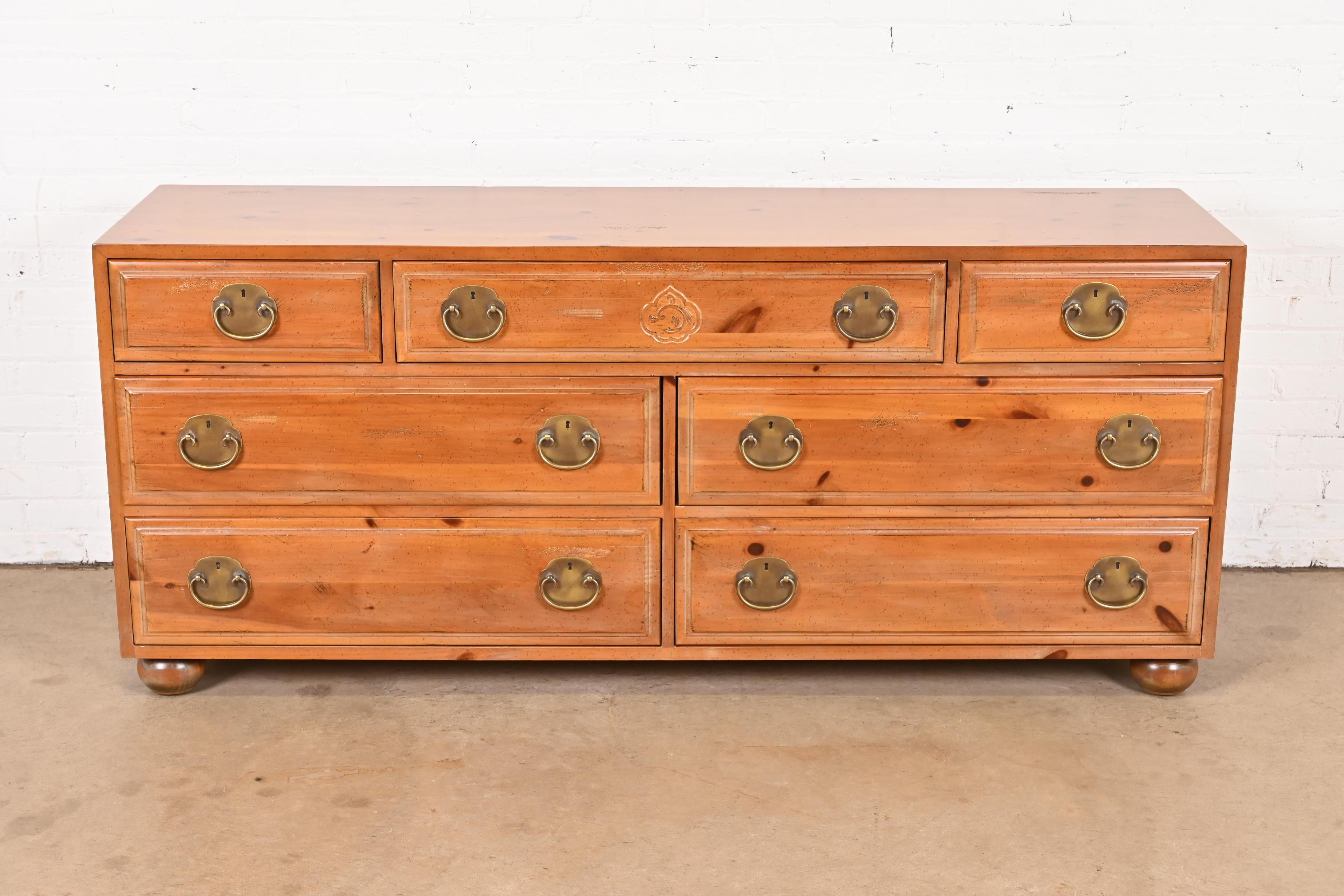 A gorgeous mid-century modern Hollywood Regency seven-drawer dresser or credenza

By Henredon

USA, Circa 1970s

Solid pine, with original Asian-inspired brass hardware.

Measures: 70