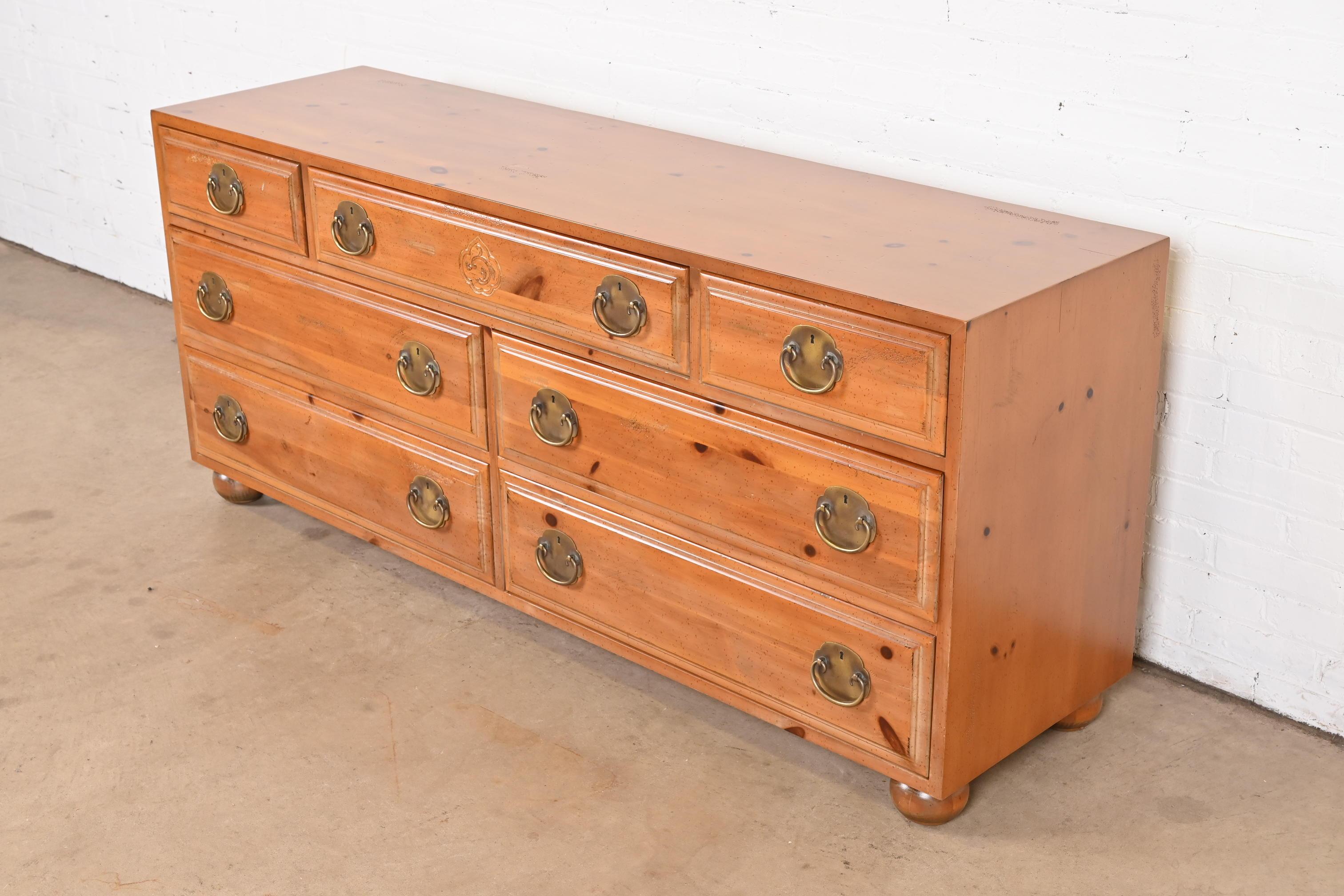 Henredon Mid-Century Hollywood Regency Pine Dresser or Credenza In Good Condition For Sale In South Bend, IN