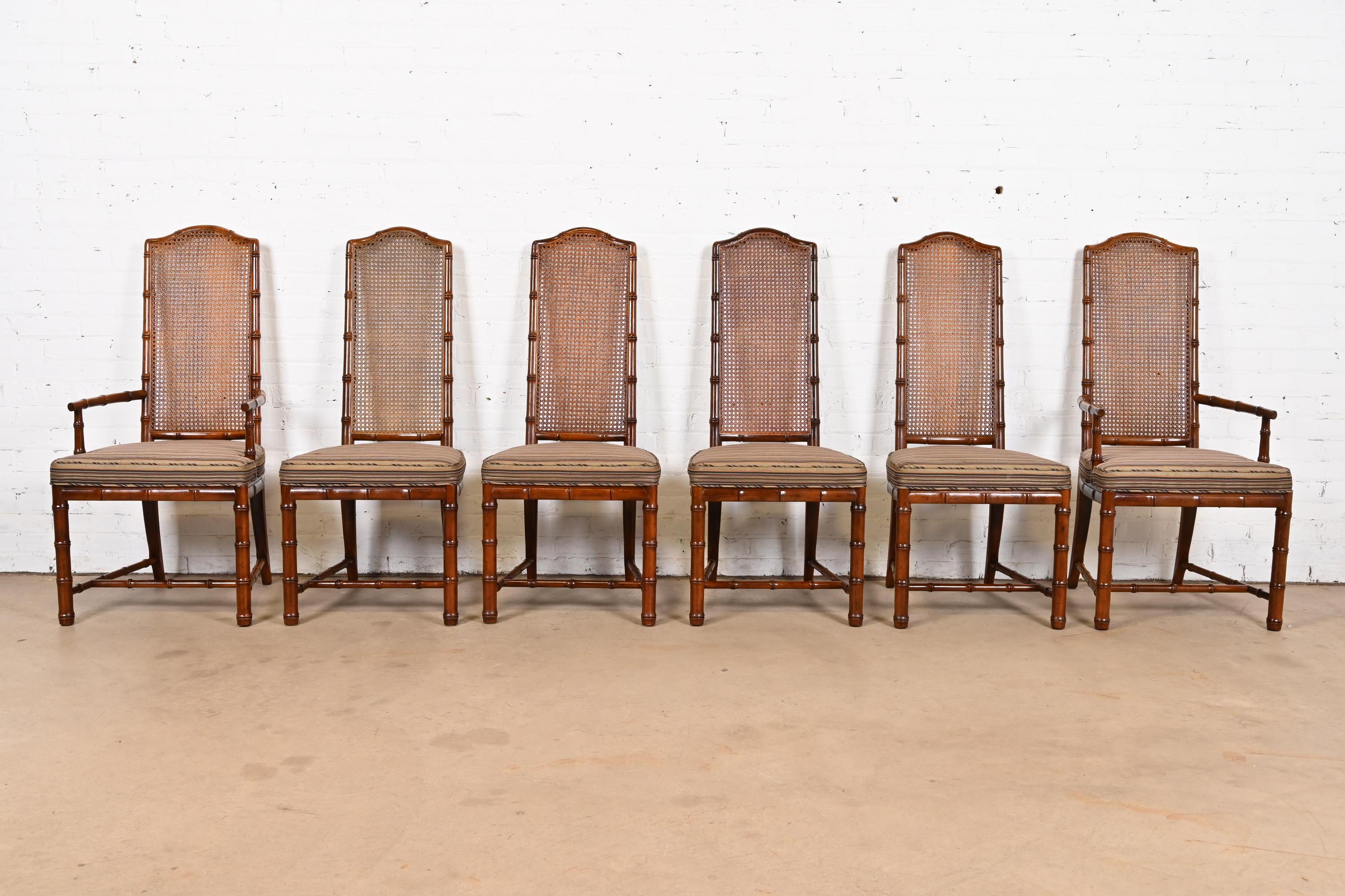 Uno splendido set di sei sedie da pranzo con schienale alto in stile Mid-Century Modern Hollywood Regency Chinoiserie

Da Henredon

USA, circa anni '1970

Struttura in legno di noce scolpito a forma di bambù, con schienali a canne e sedili
