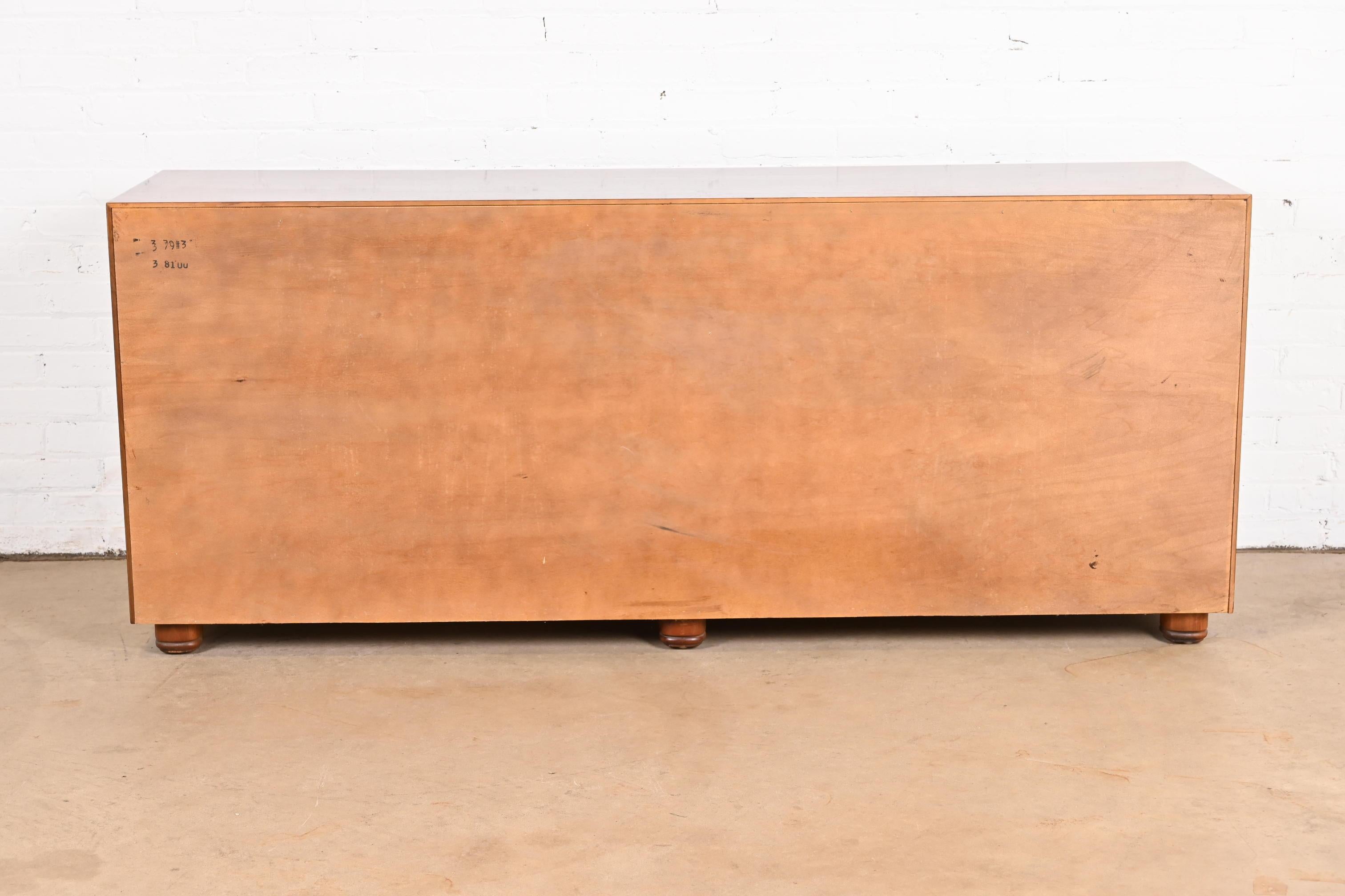 Henredon, cassettone o credenza in legno di noce della Hollywood Regency di metà secolo in vendita 3