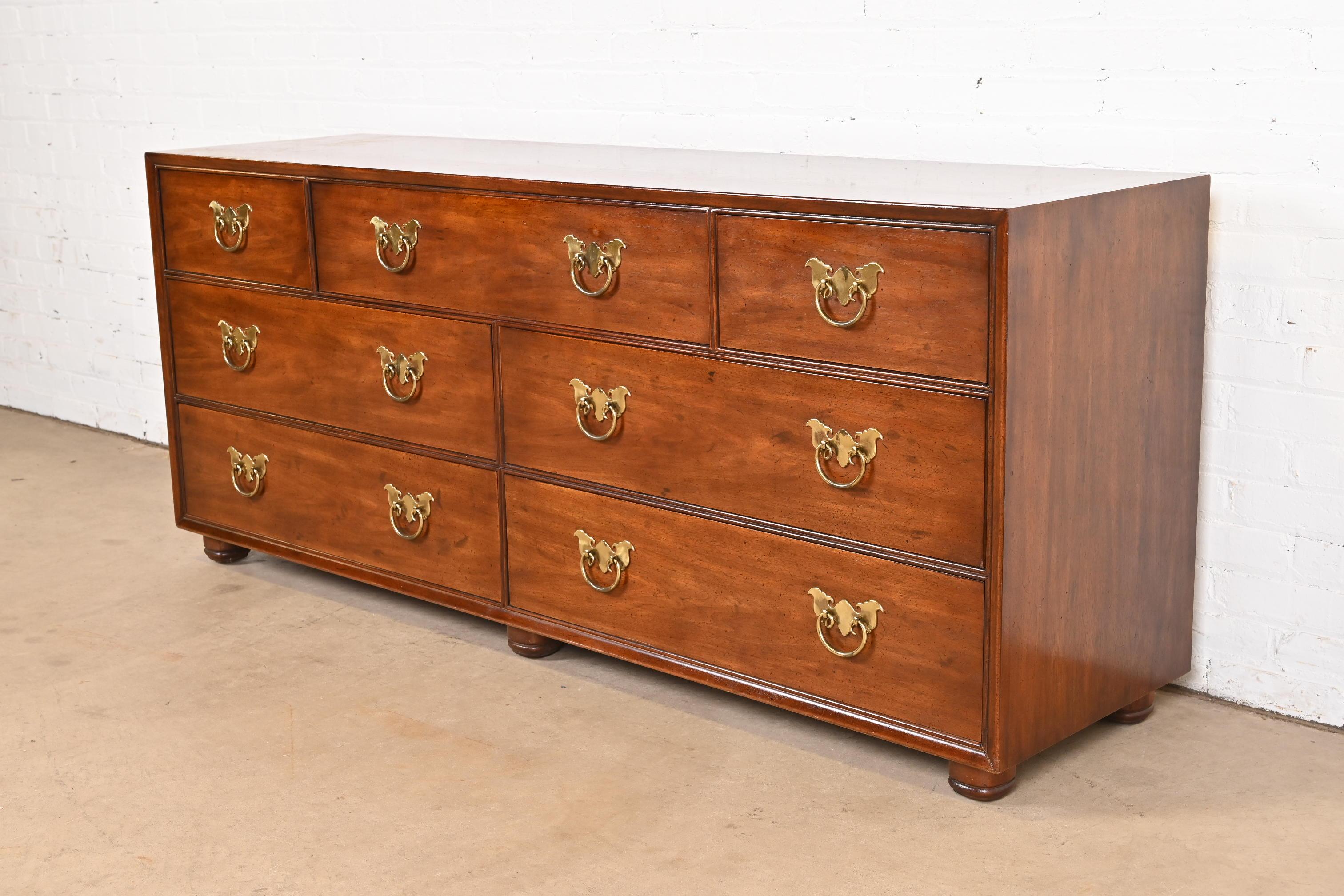Mid-Century moderno Henredon, cassettone o credenza in legno di noce della Hollywood Regency di metà secolo in vendita