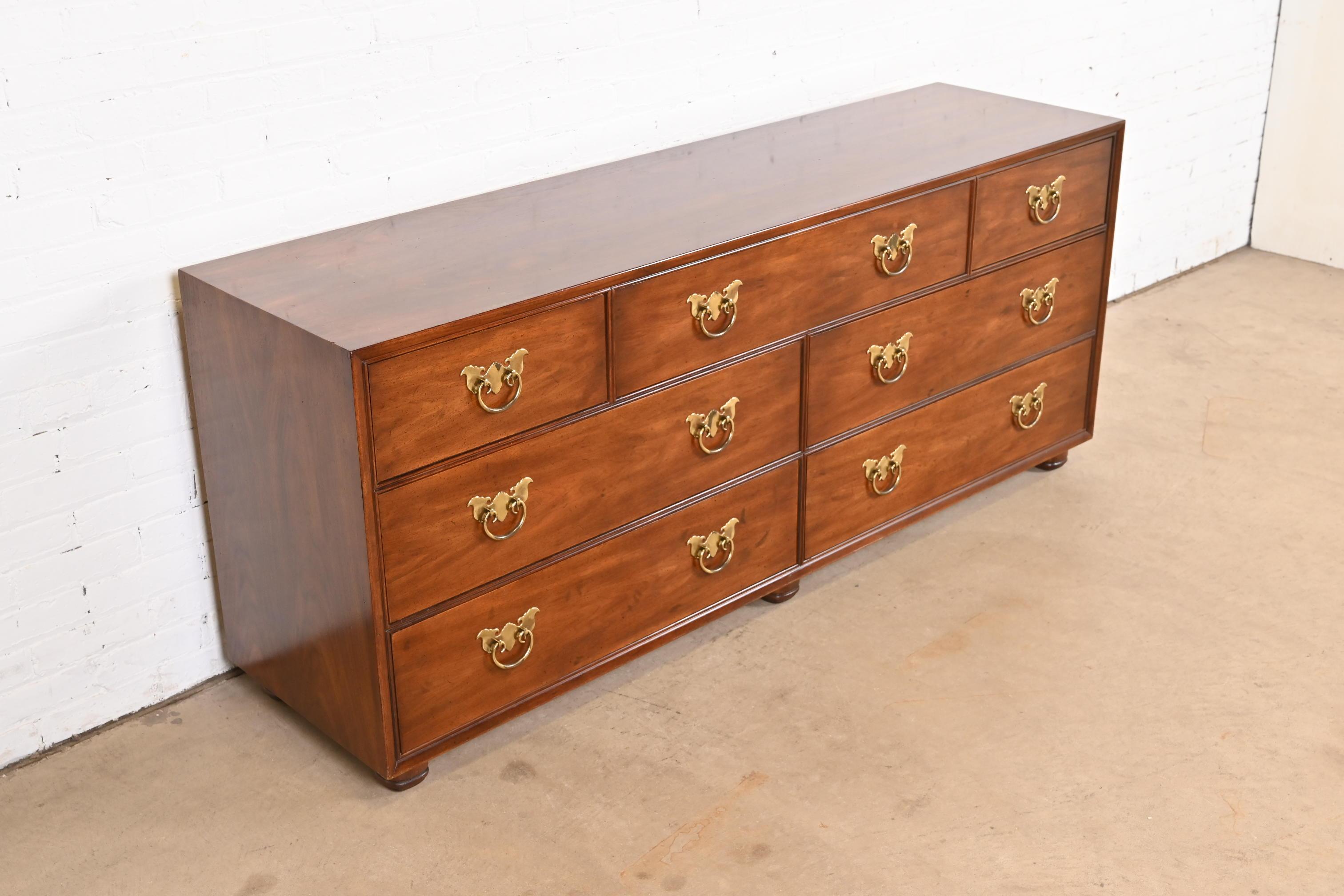 Americano Henredon, cassettone o credenza in legno di noce della Hollywood Regency di metà secolo in vendita