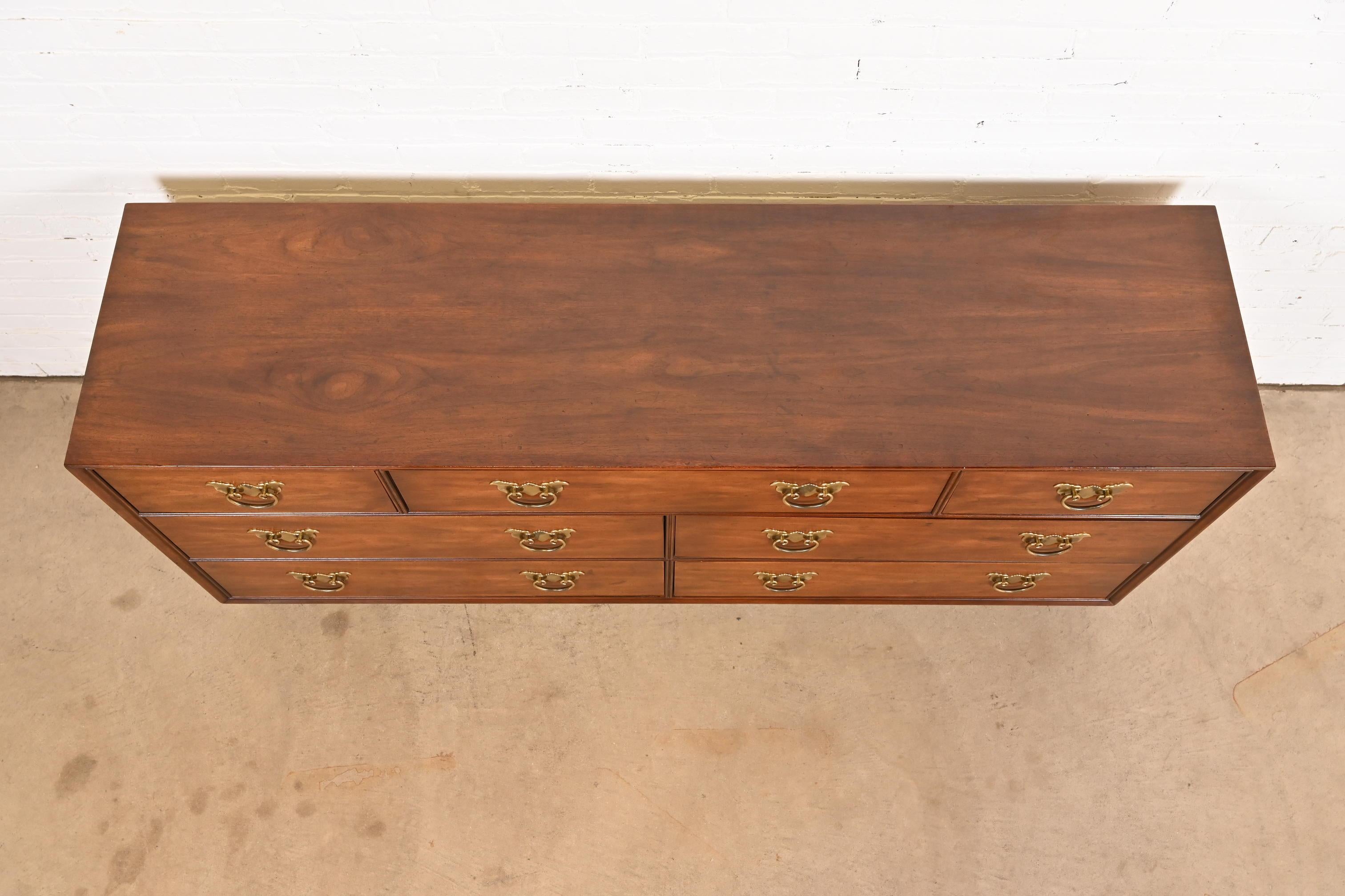 Henredon, cassettone o credenza in legno di noce della Hollywood Regency di metà secolo In condizioni buone in vendita a South Bend, IN