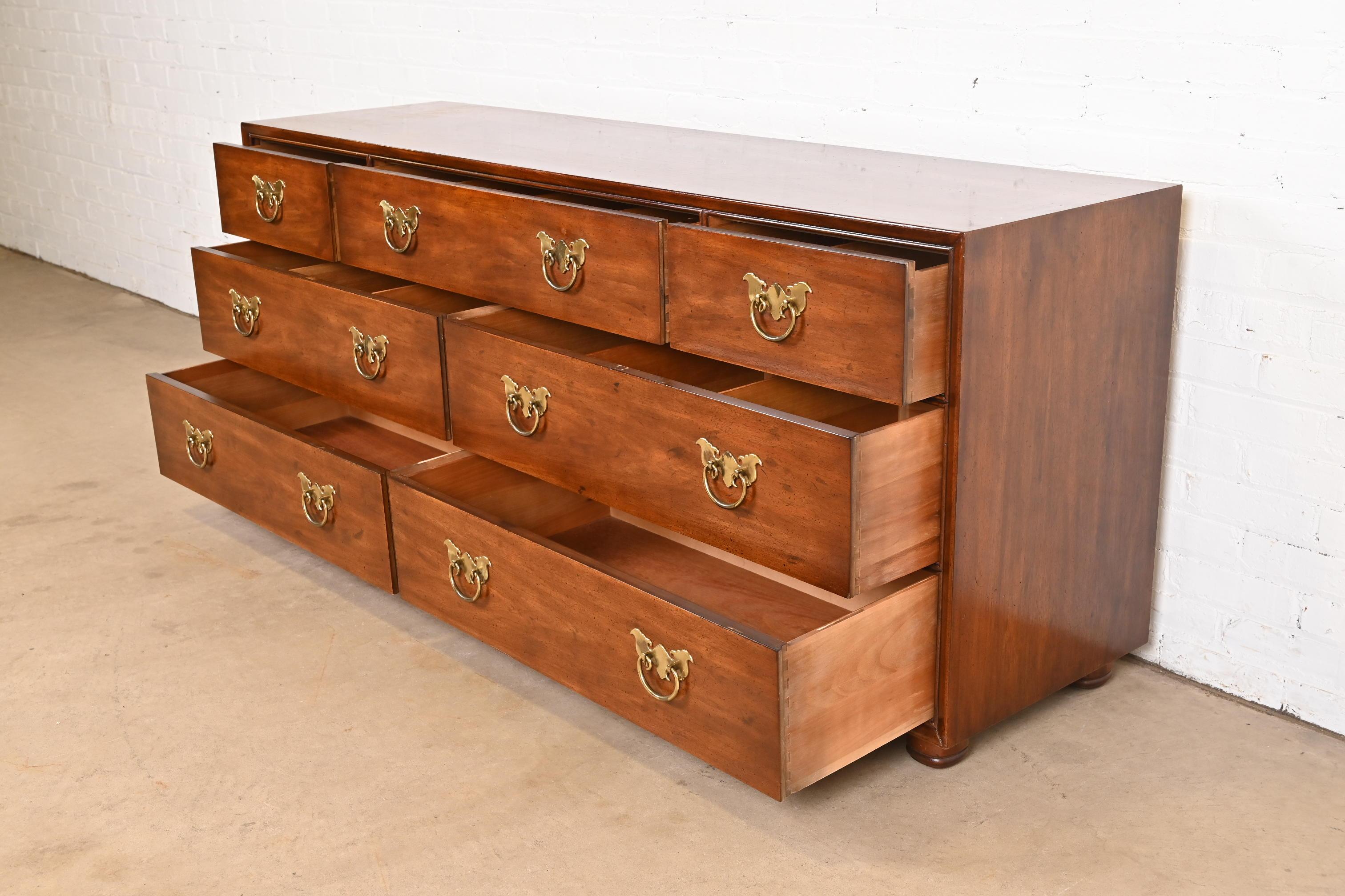 Fine XX secolo Henredon, cassettone o credenza in legno di noce della Hollywood Regency di metà secolo in vendita