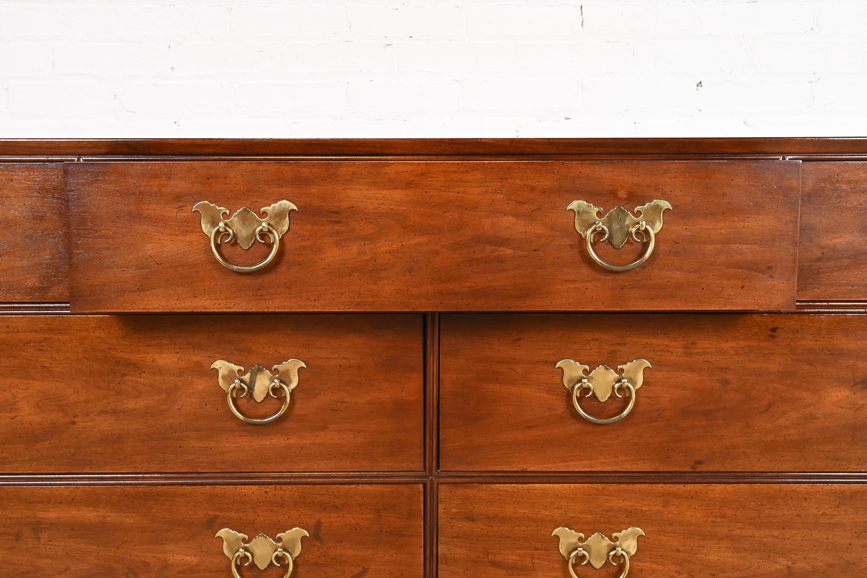 Ottone Henredon, cassettone o credenza in legno di noce della Hollywood Regency di metà secolo in vendita