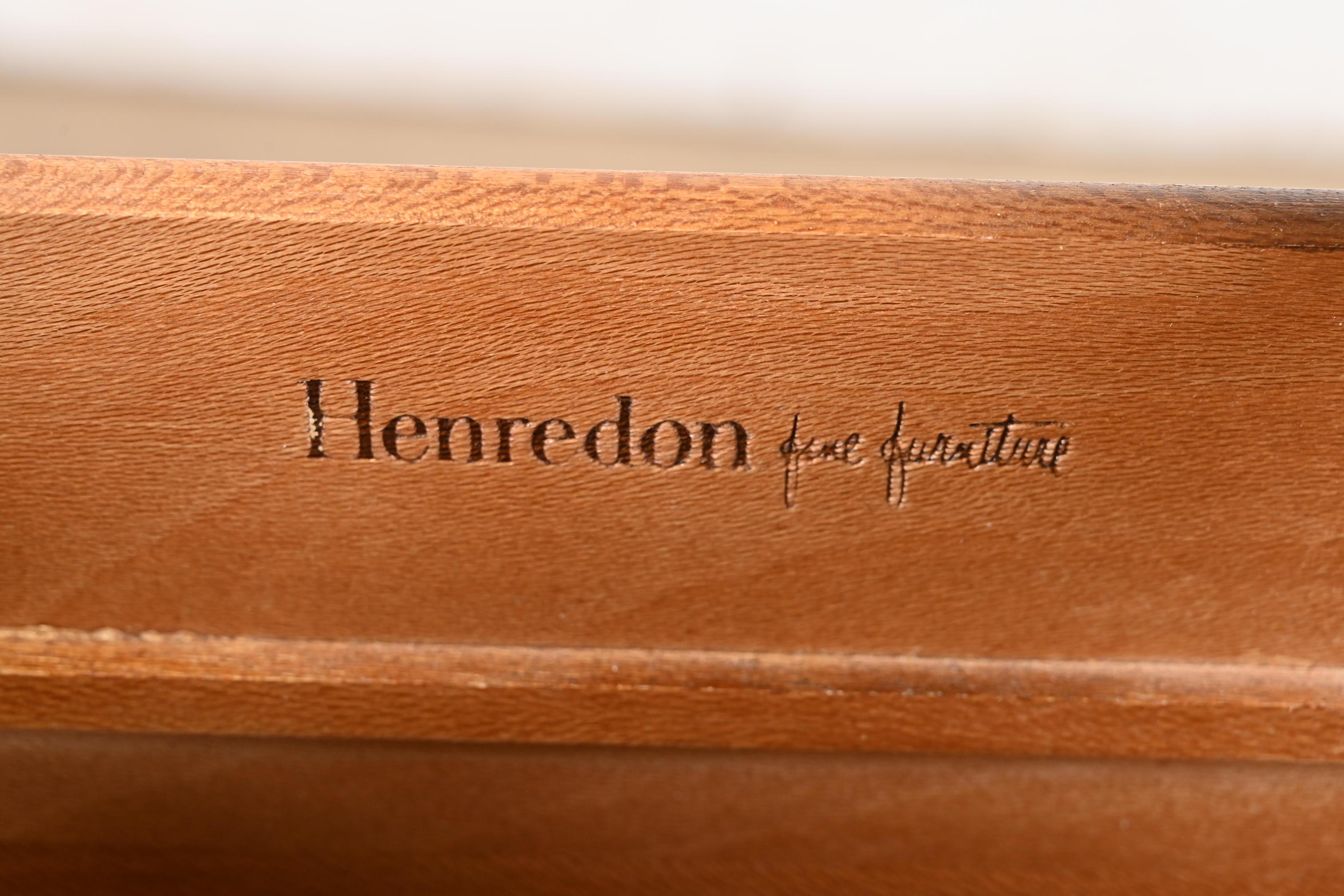 Henredon, cassettone o credenza in legno di noce della Hollywood Regency di metà secolo in vendita 1