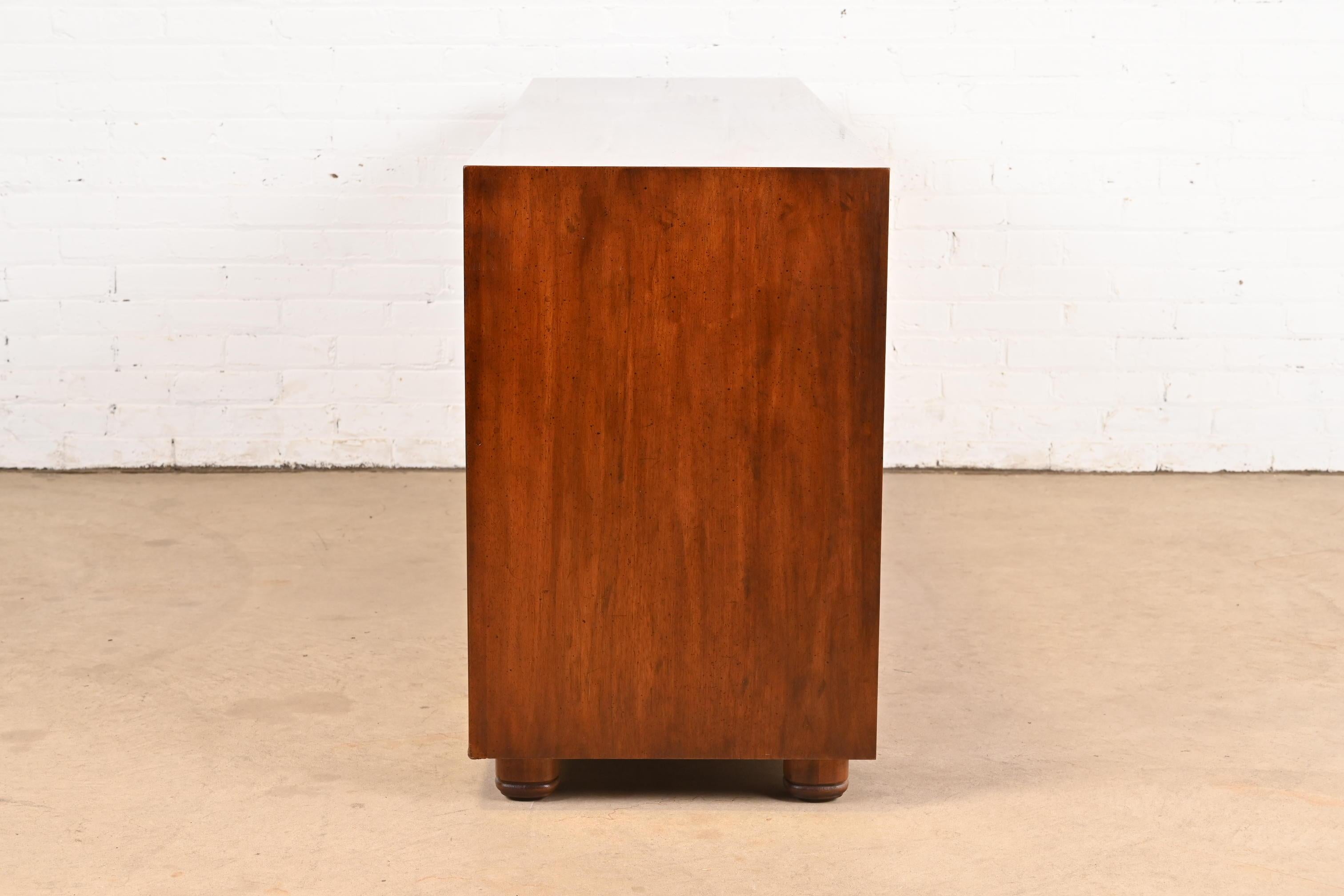Henredon, cassettone o credenza in legno di noce della Hollywood Regency di metà secolo in vendita 2