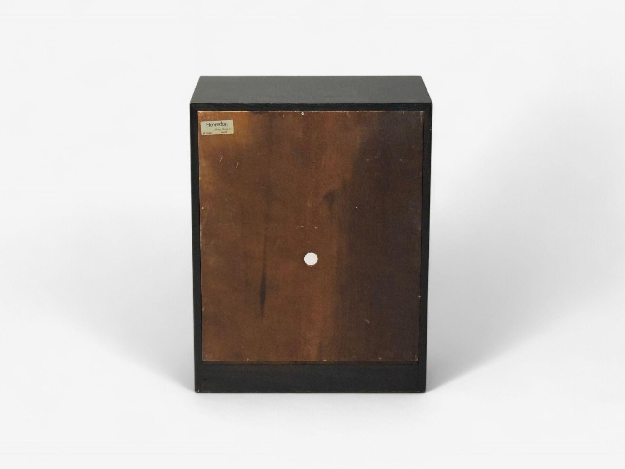 Henredon, Comodini di metà secolo, lacca nera, ottone, Campaigner, 1960s in vendita 3