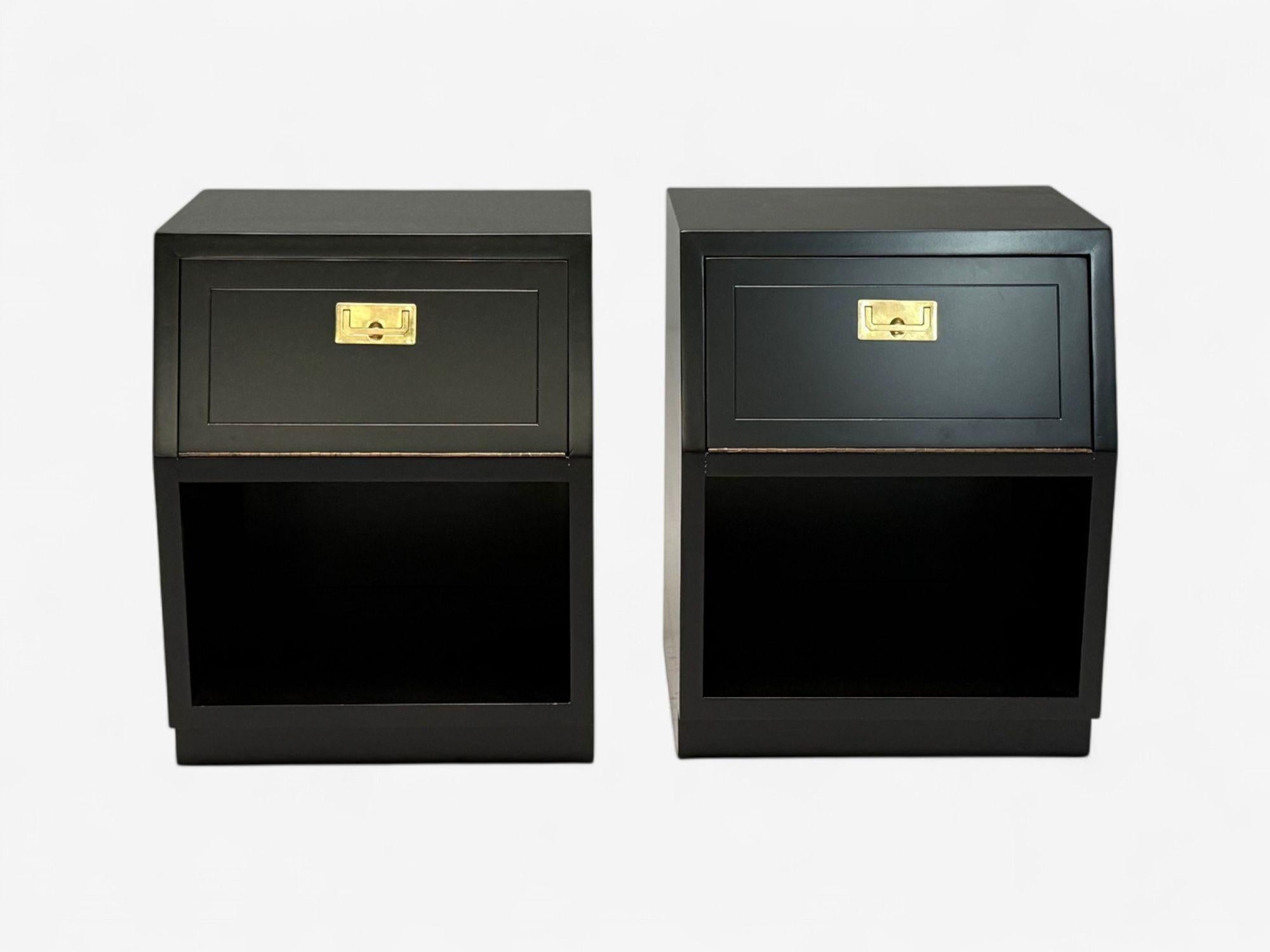 Hollywood Regency Henredon, Comodini di metà secolo, lacca nera, ottone, Campaigner, 1960s in vendita