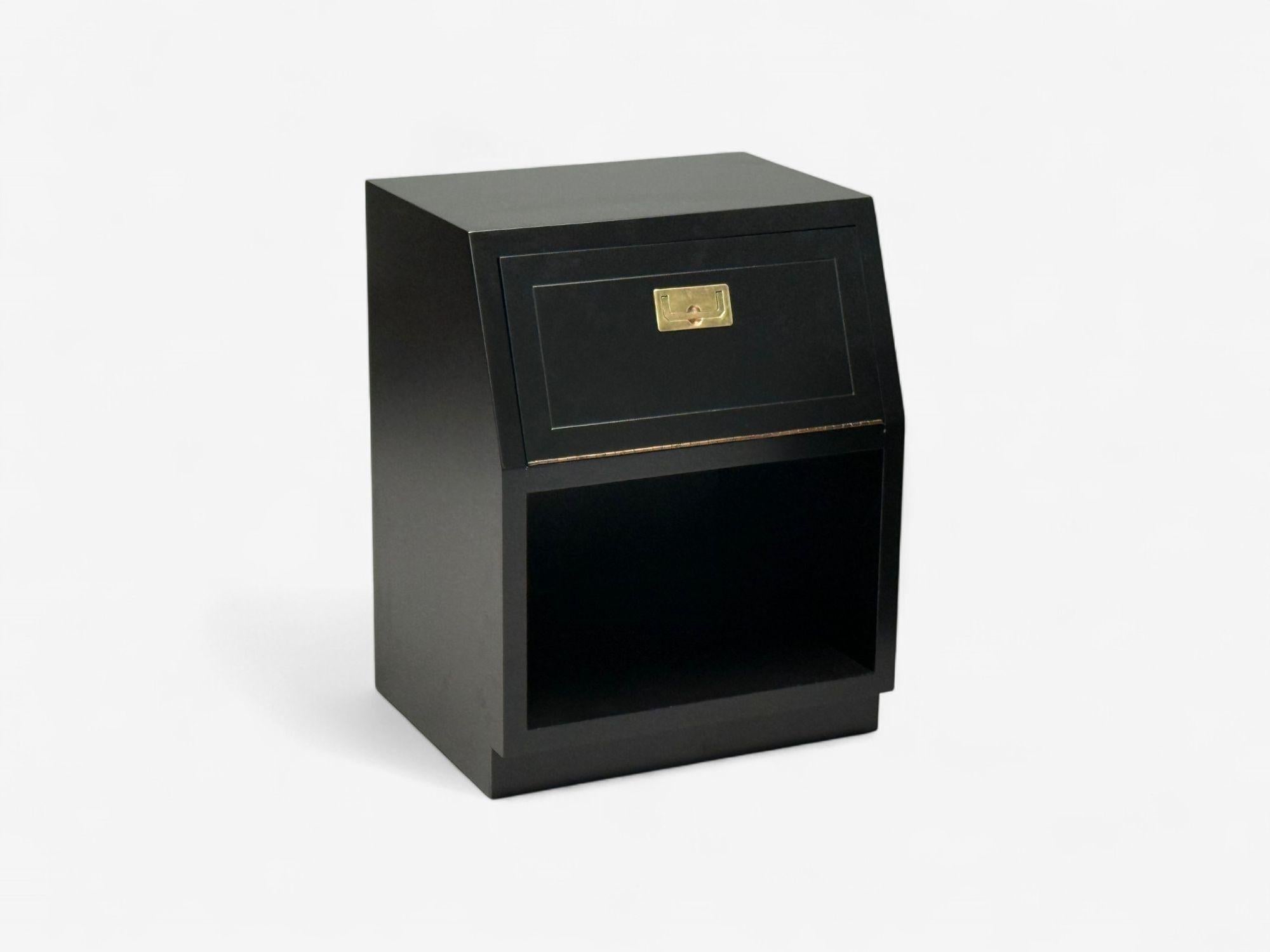 Americano Henredon, Comodini di metà secolo, lacca nera, ottone, Campaigner, 1960s in vendita