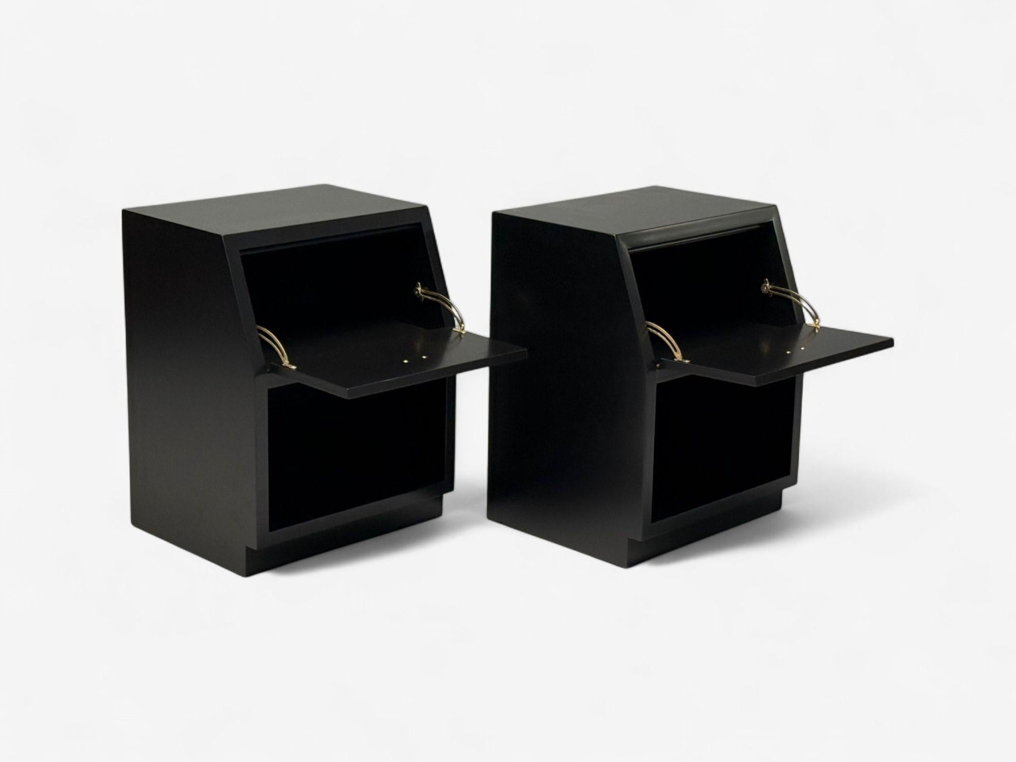 Henredon, Comodini di metà secolo, lacca nera, ottone, Campaigner, 1960s In condizioni buone in vendita a Manhasset, NY