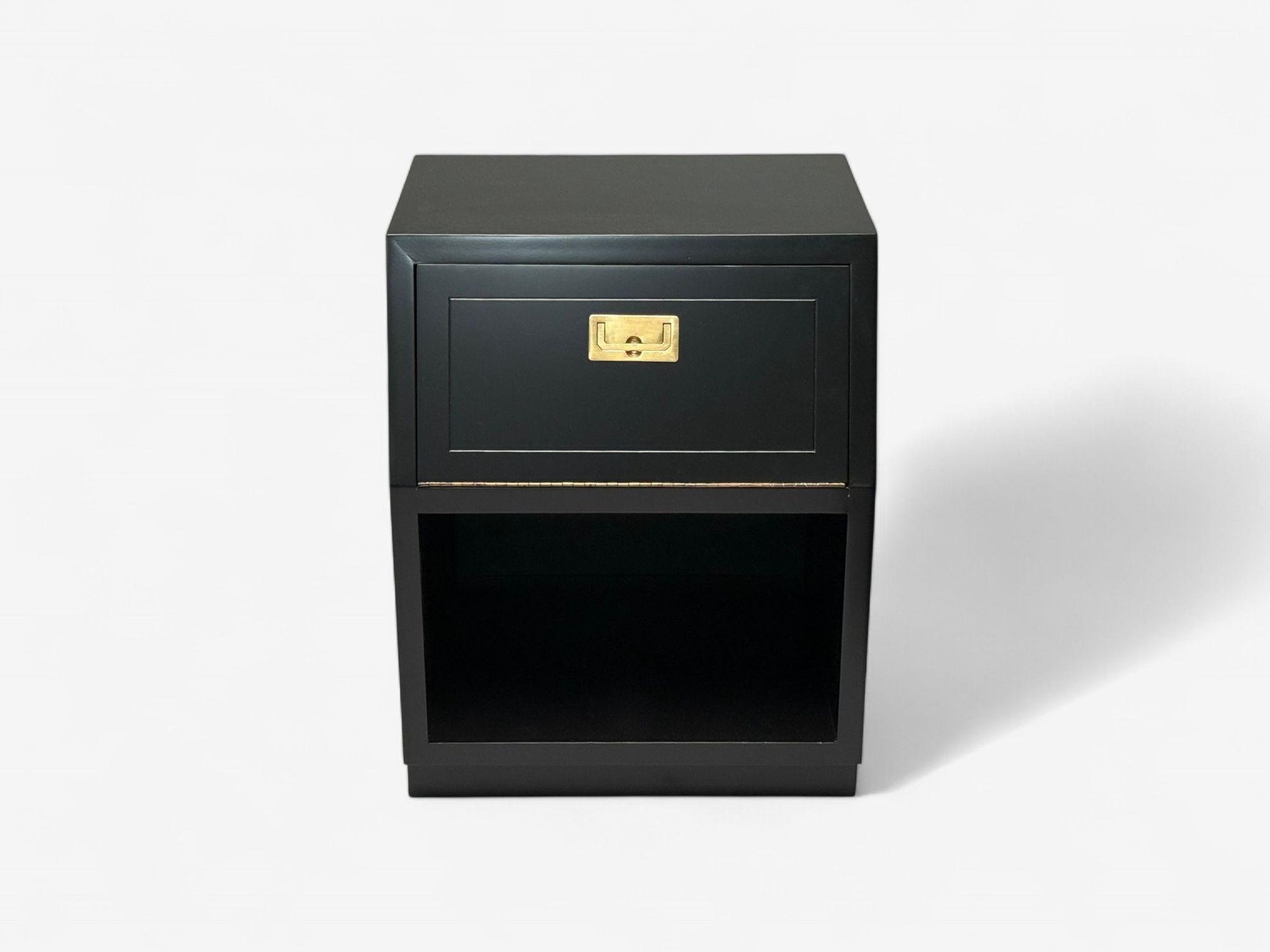 Metà XX secolo Henredon, Comodini di metà secolo, lacca nera, ottone, Campaigner, 1960s in vendita