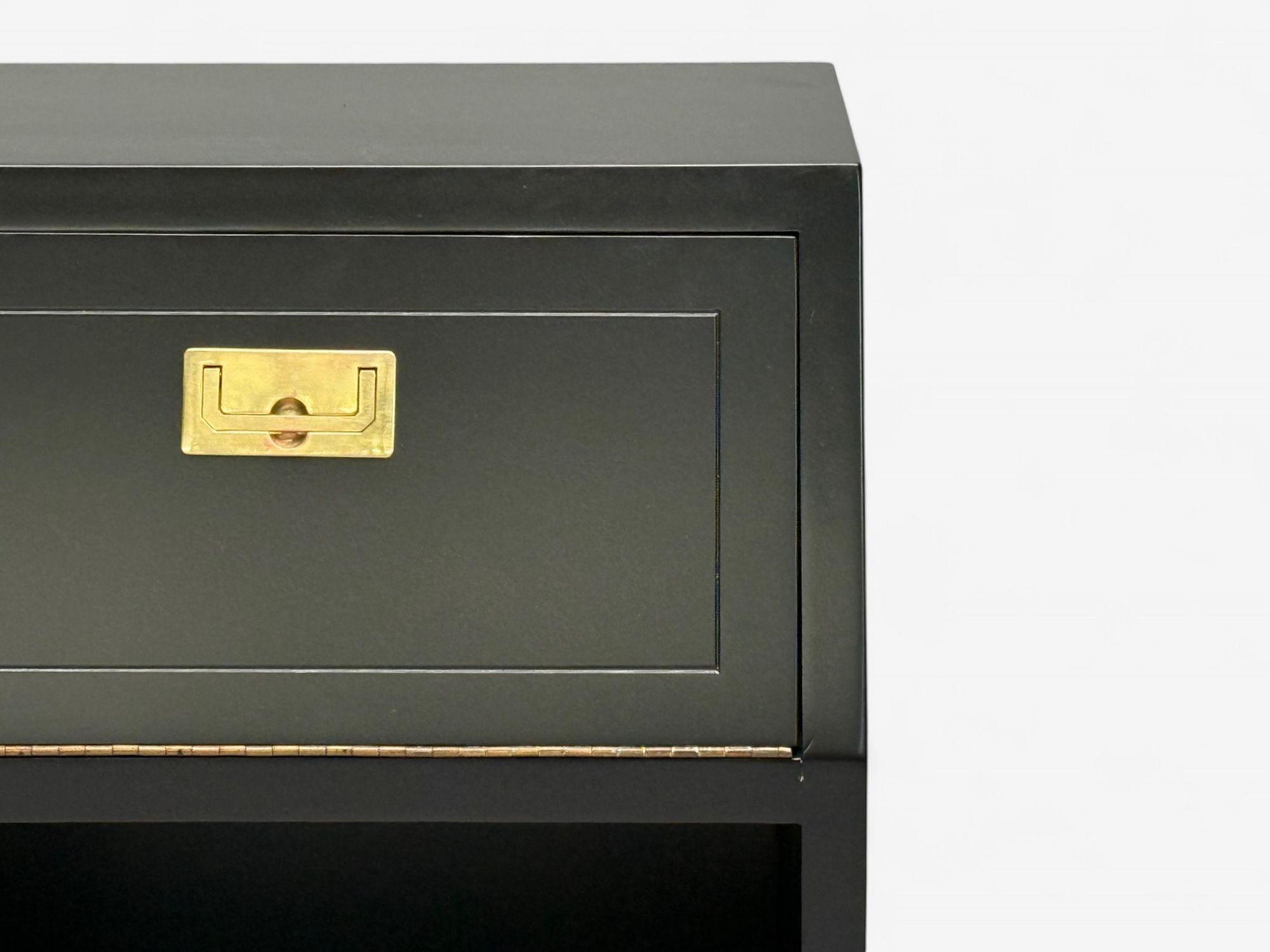 Ottone Henredon, Comodini di metà secolo, lacca nera, ottone, Campaigner, 1960s in vendita