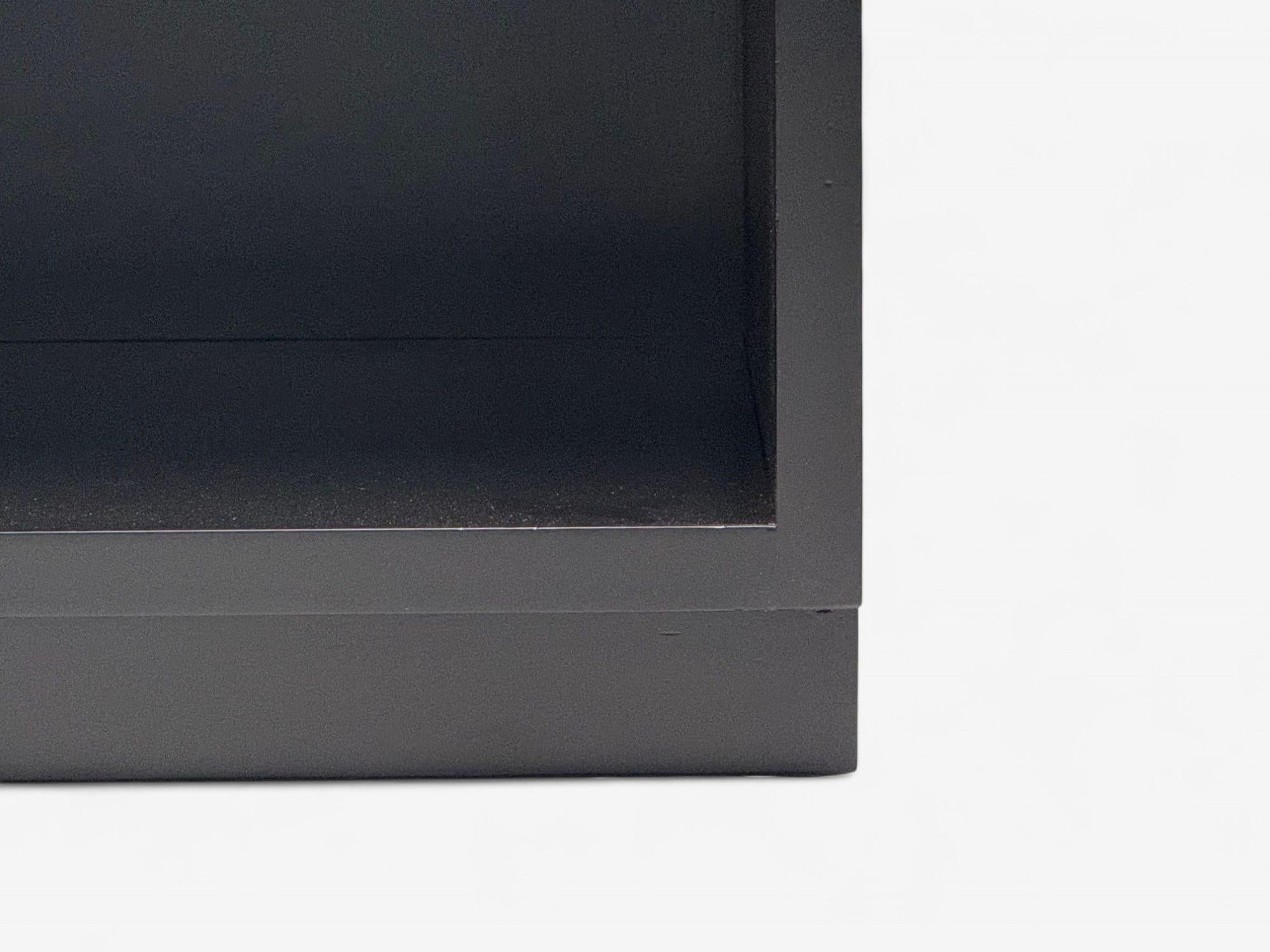 Henredon, Comodini di metà secolo, lacca nera, ottone, Campaigner, 1960s in vendita 2