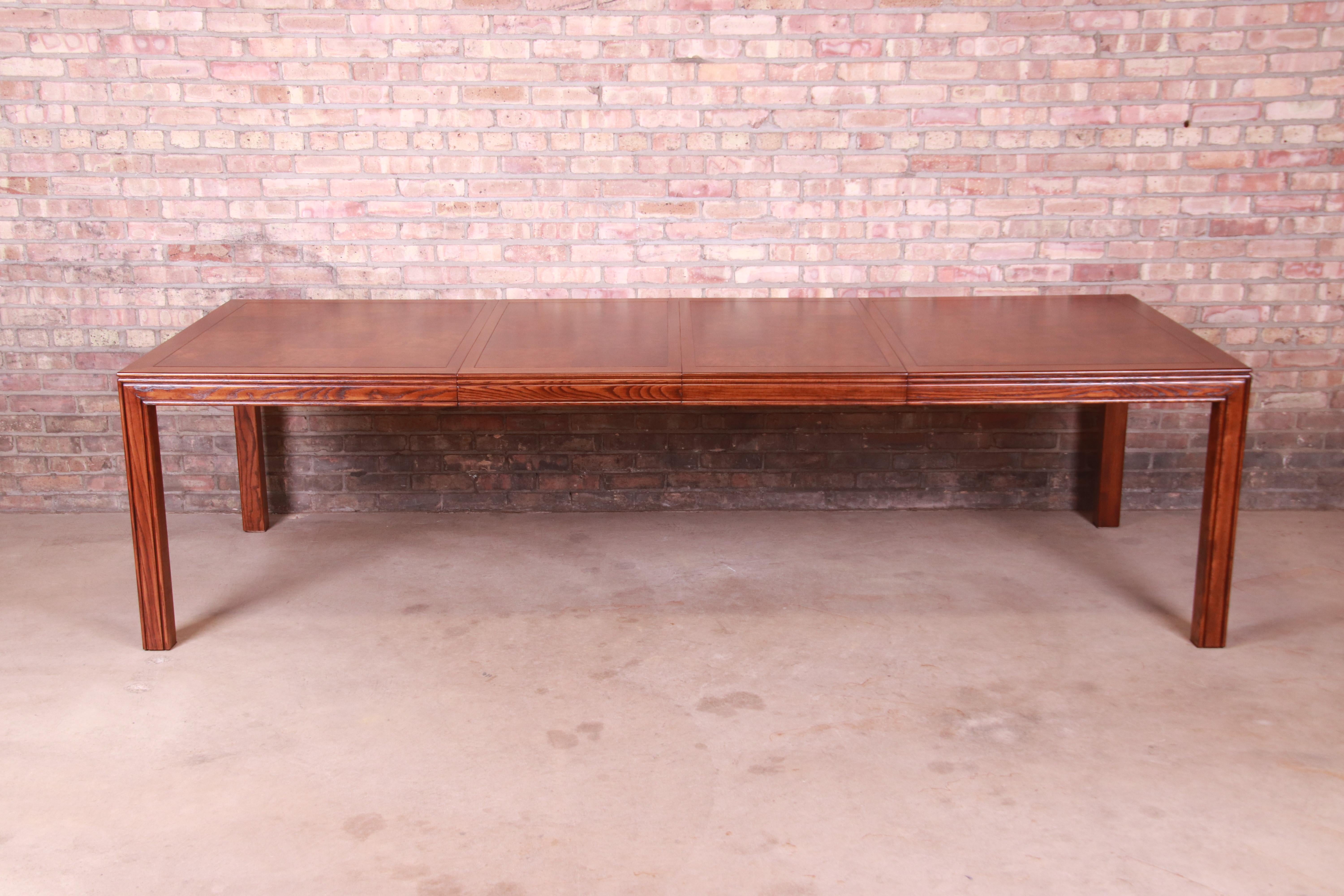 A gorgeous Mid-Century Modern Parsons extension dining table

By Henredon

USA, Circa 1970s

Patchwork burled walnut top, with oak banding and legs.

Measures: 66
