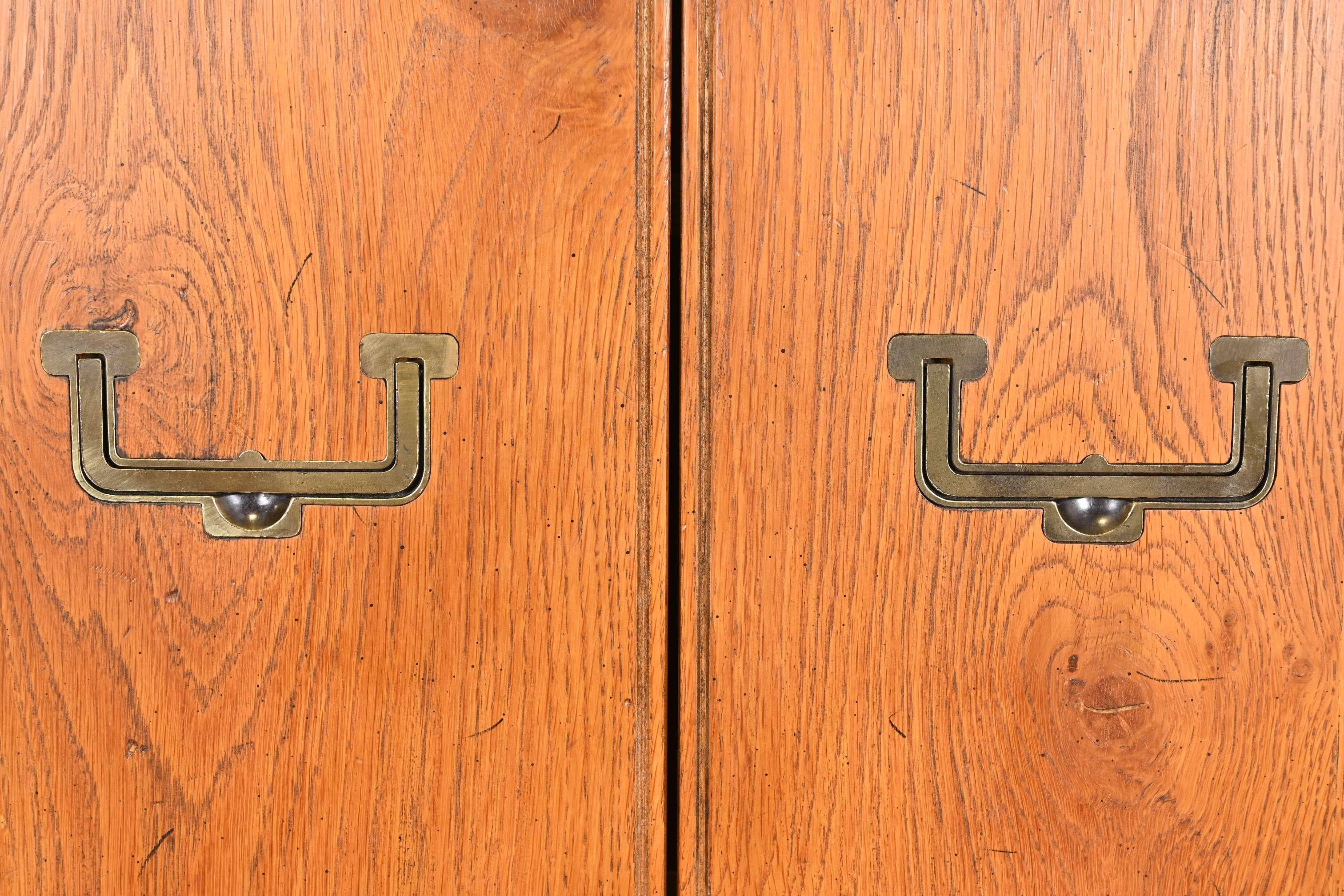 Armoire-bureau en chêne Campaigner, circa 1970, Henredon Mid-Century Modern en vente 4