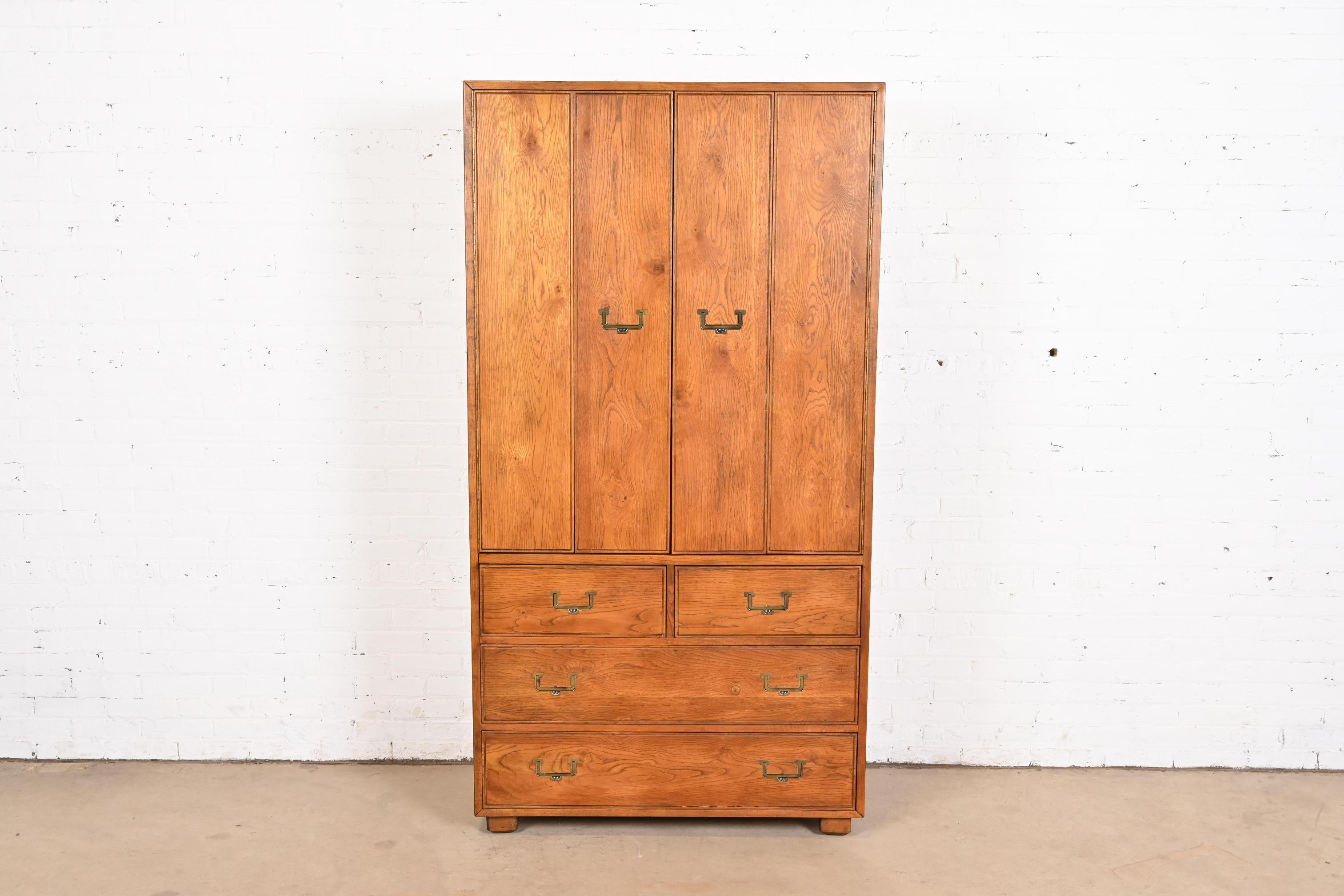 Américain Armoire-bureau en chêne Campaigner, circa 1970, Henredon Mid-Century Modern en vente