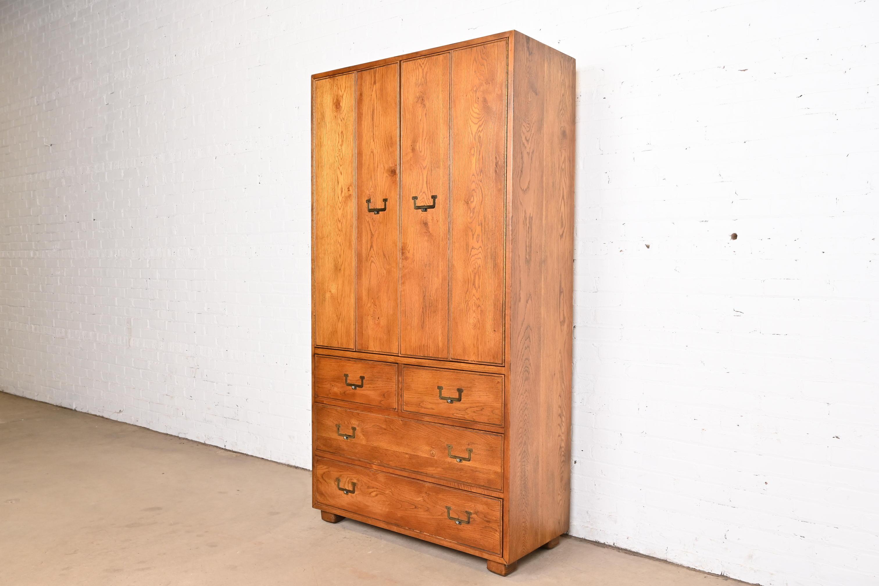 Armoire-bureau en chêne Campaigner, circa 1970, Henredon Mid-Century Modern Bon état - En vente à South Bend, IN