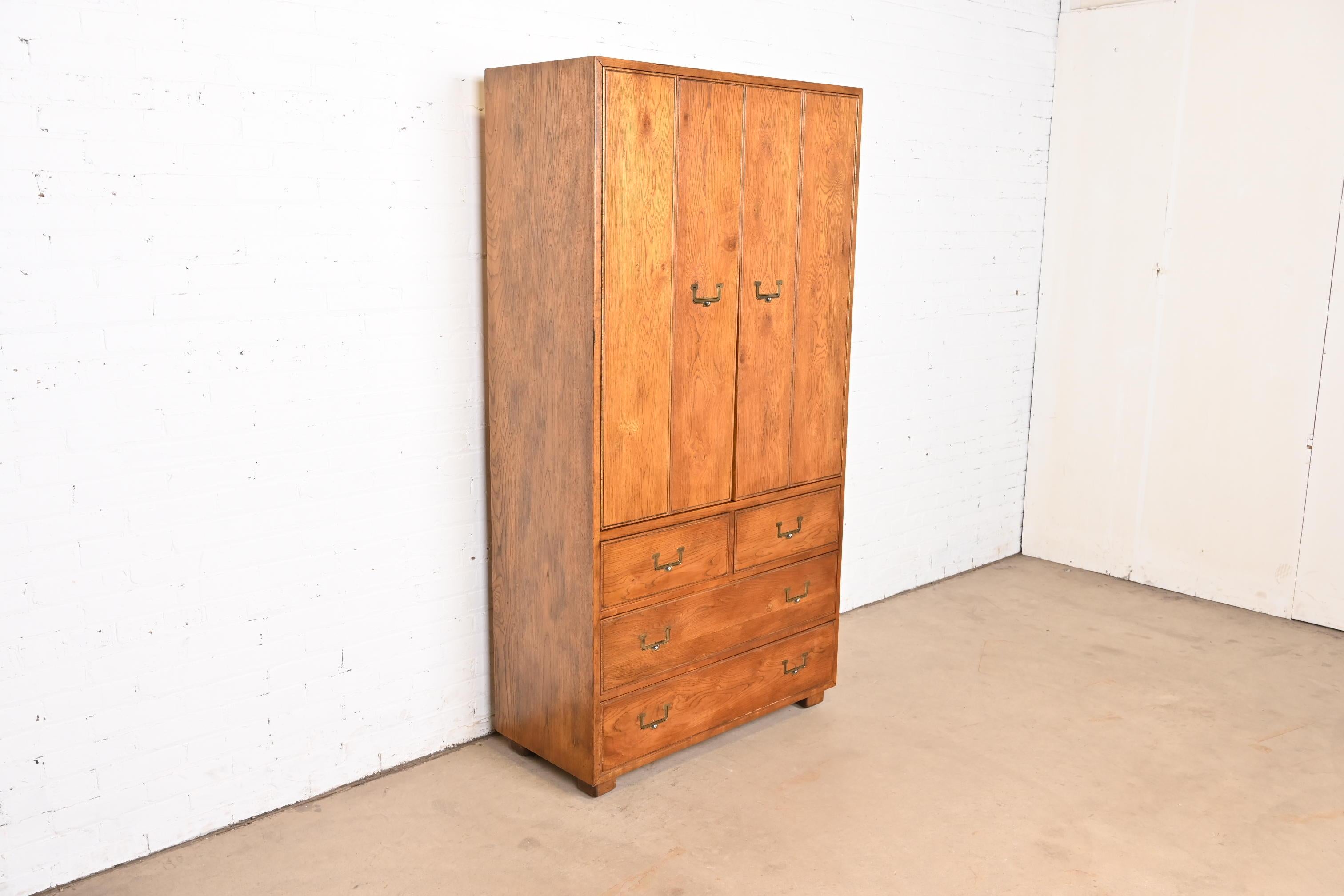 Fin du 20e siècle Armoire-bureau en chêne Campaigner, circa 1970, Henredon Mid-Century Modern en vente