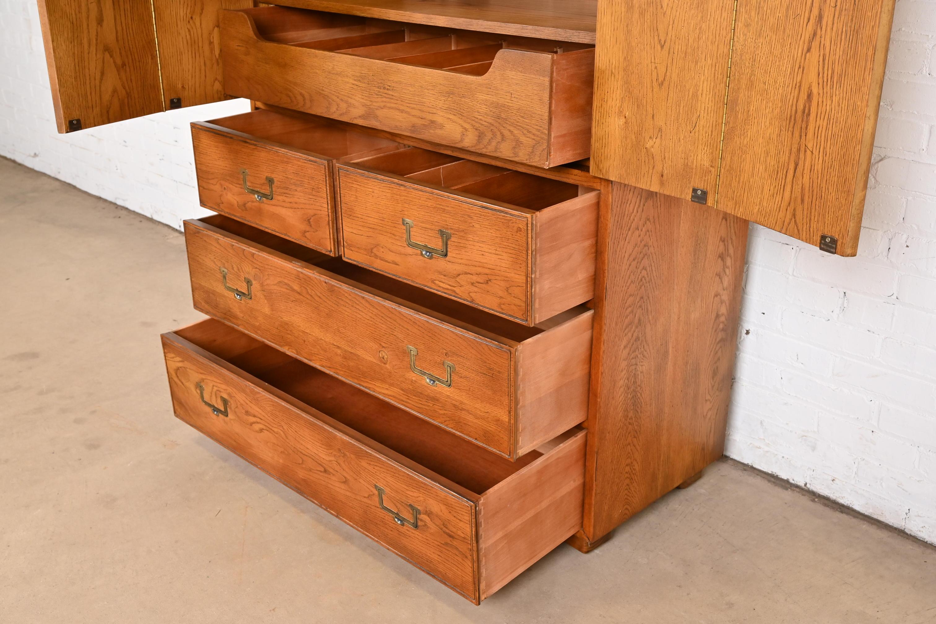 Armoire-bureau en chêne Campaigner, circa 1970, Henredon Mid-Century Modern en vente 1