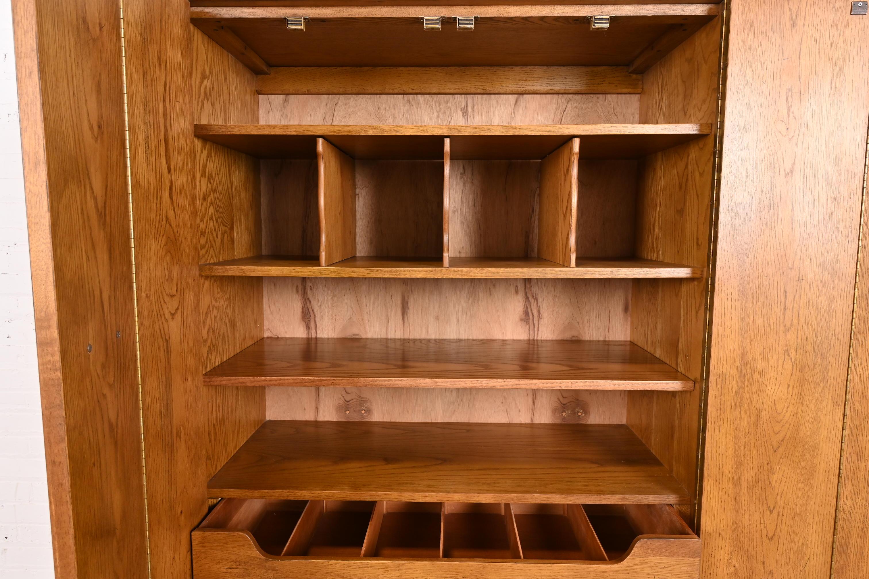 Armoire-bureau en chêne Campaigner, circa 1970, Henredon Mid-Century Modern en vente 2