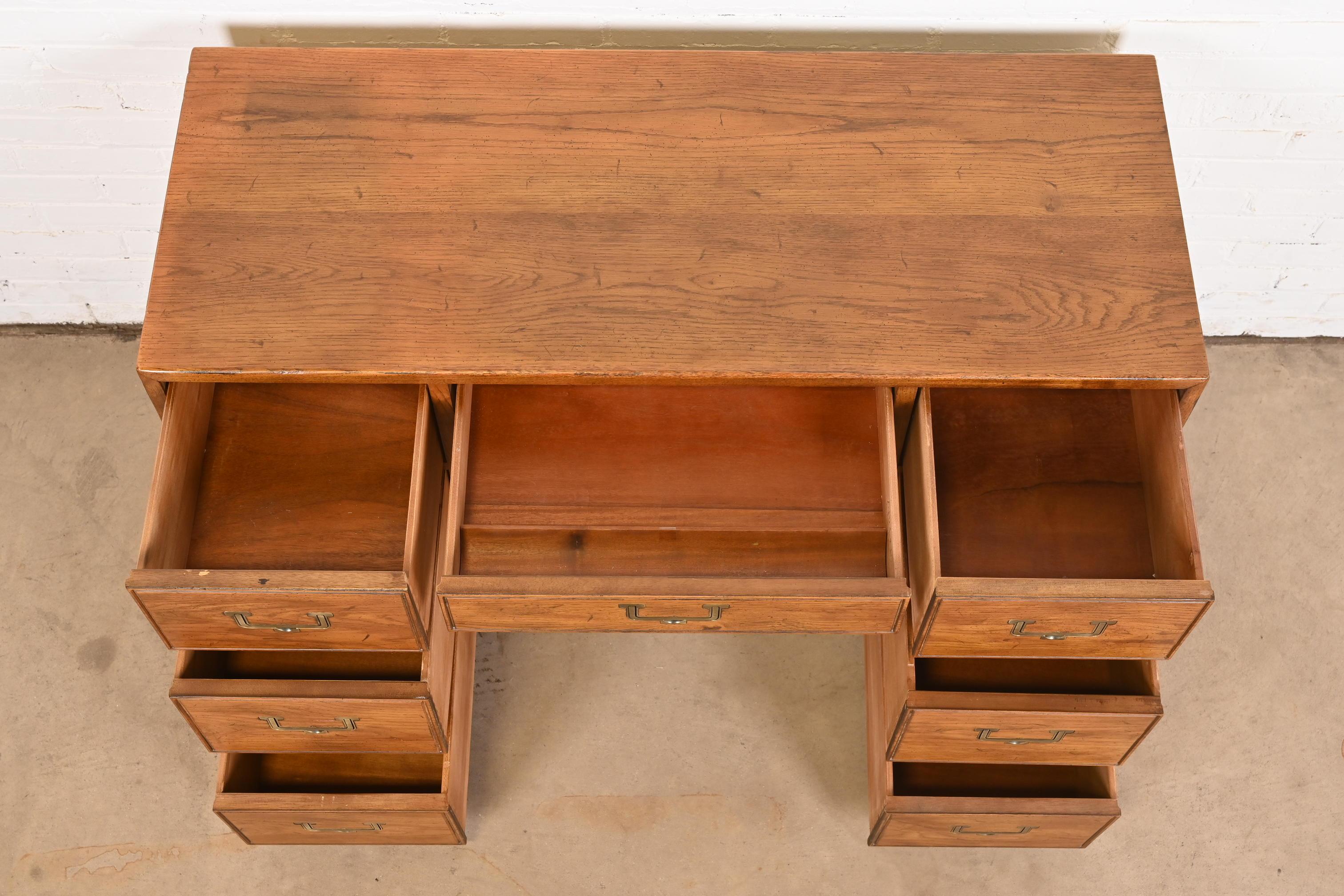 Henredon Mid-Century Modern Campaign Oak Double Pedestal Kneehole Desk, 1970s For Sale 3