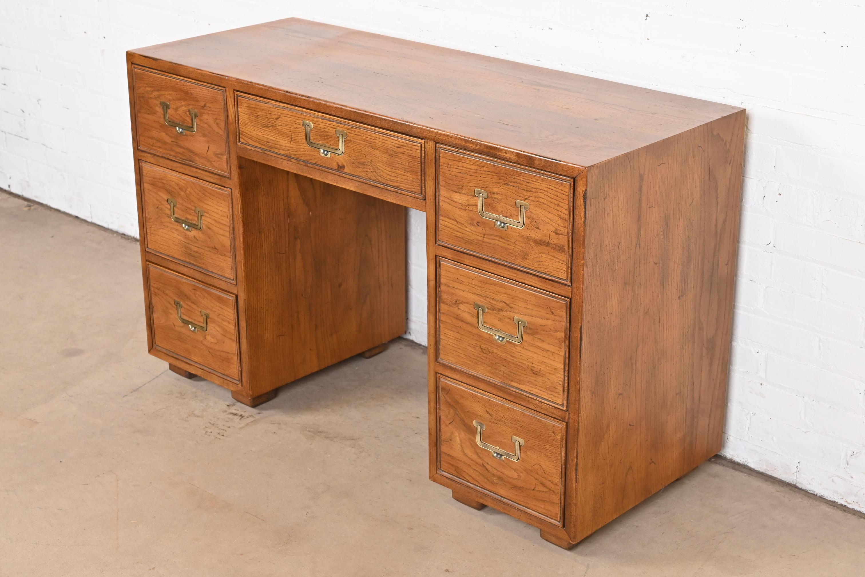 Henredon Mid-Century Modern Campaign Oak Double Pedestal Kneehole Desk, 1970s In Good Condition In South Bend, IN