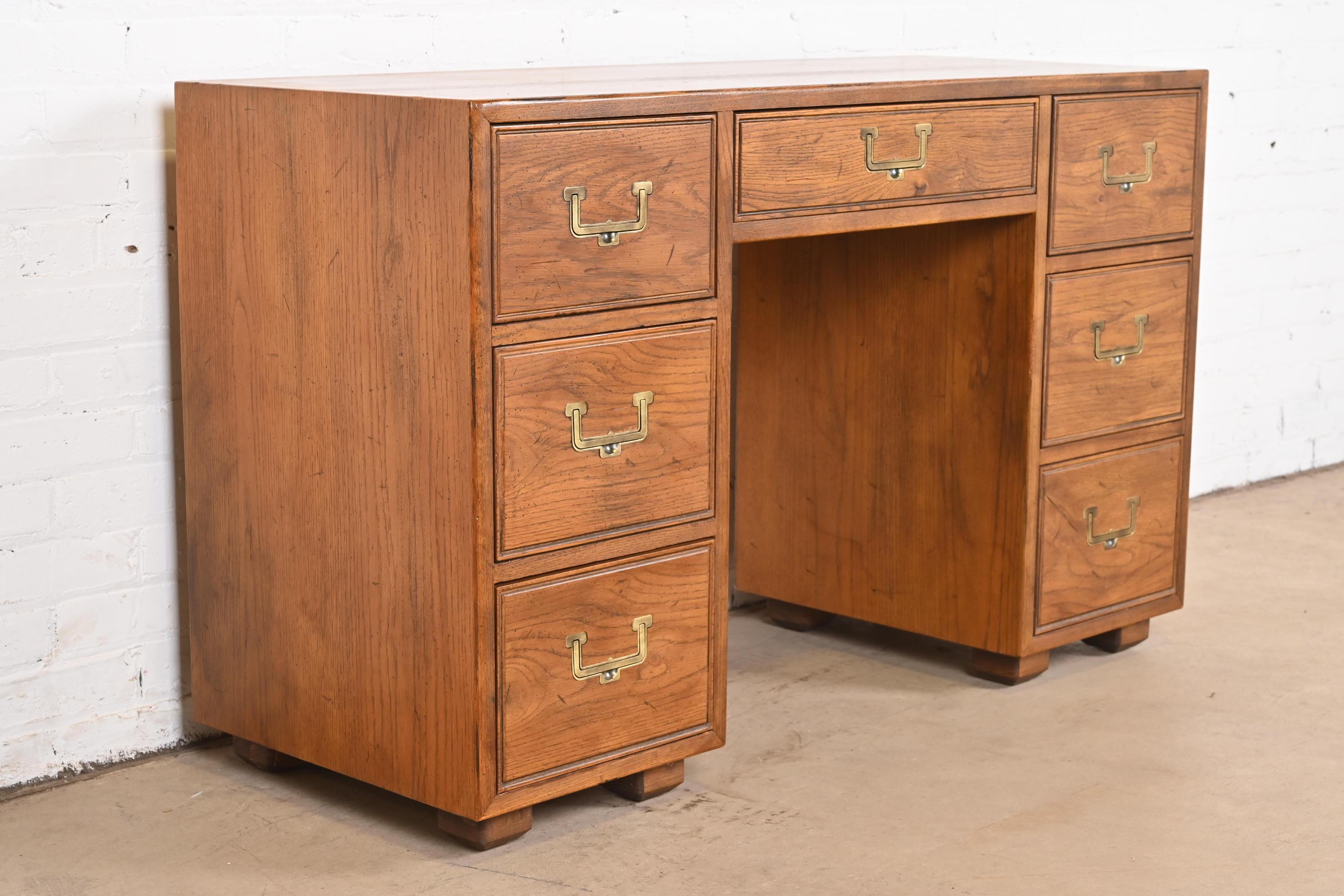 Late 20th Century Henredon Mid-Century Modern Campaign Oak Double Pedestal Kneehole Desk, 1970s For Sale